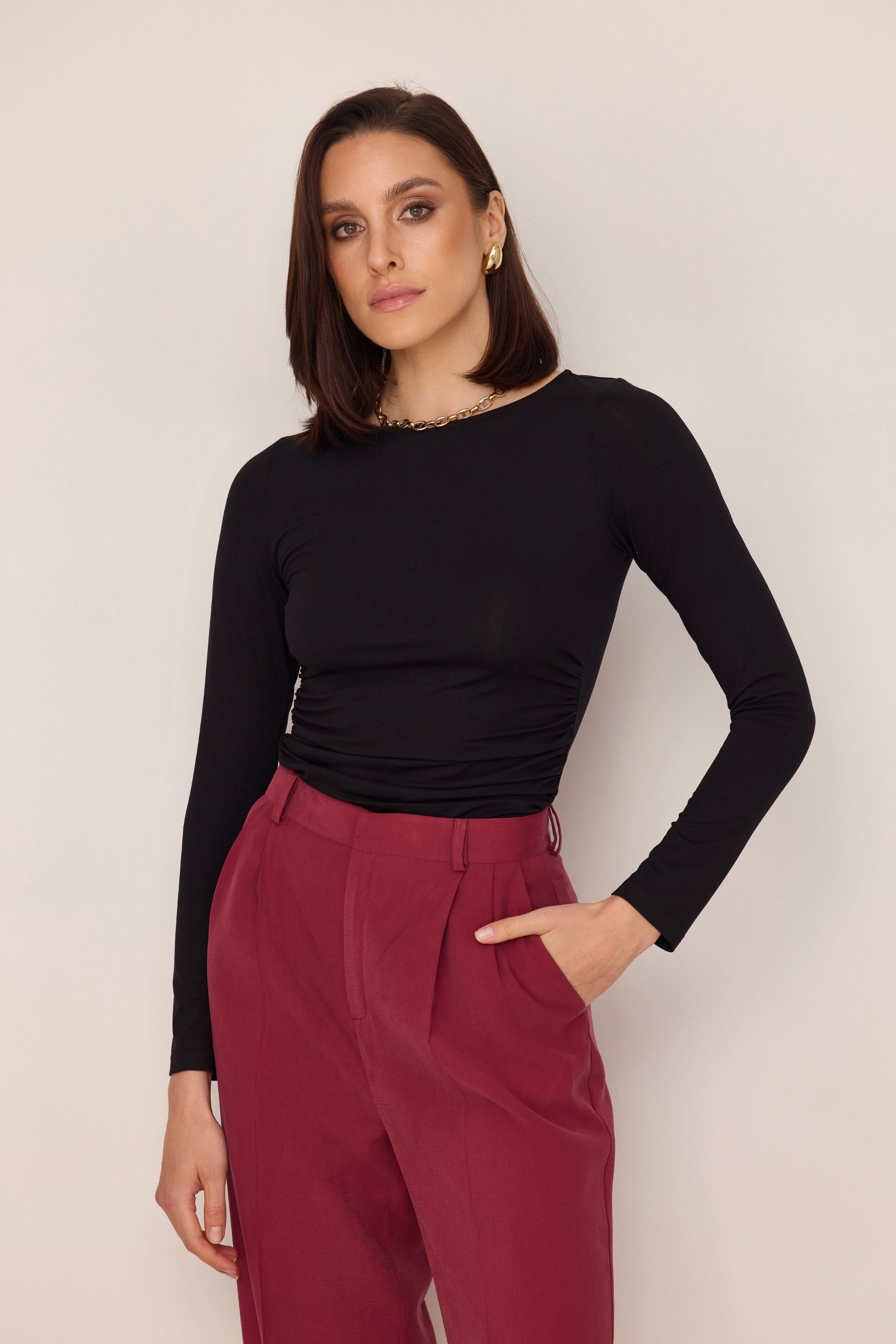 Bluzka z drapowaniem po bokach czarna