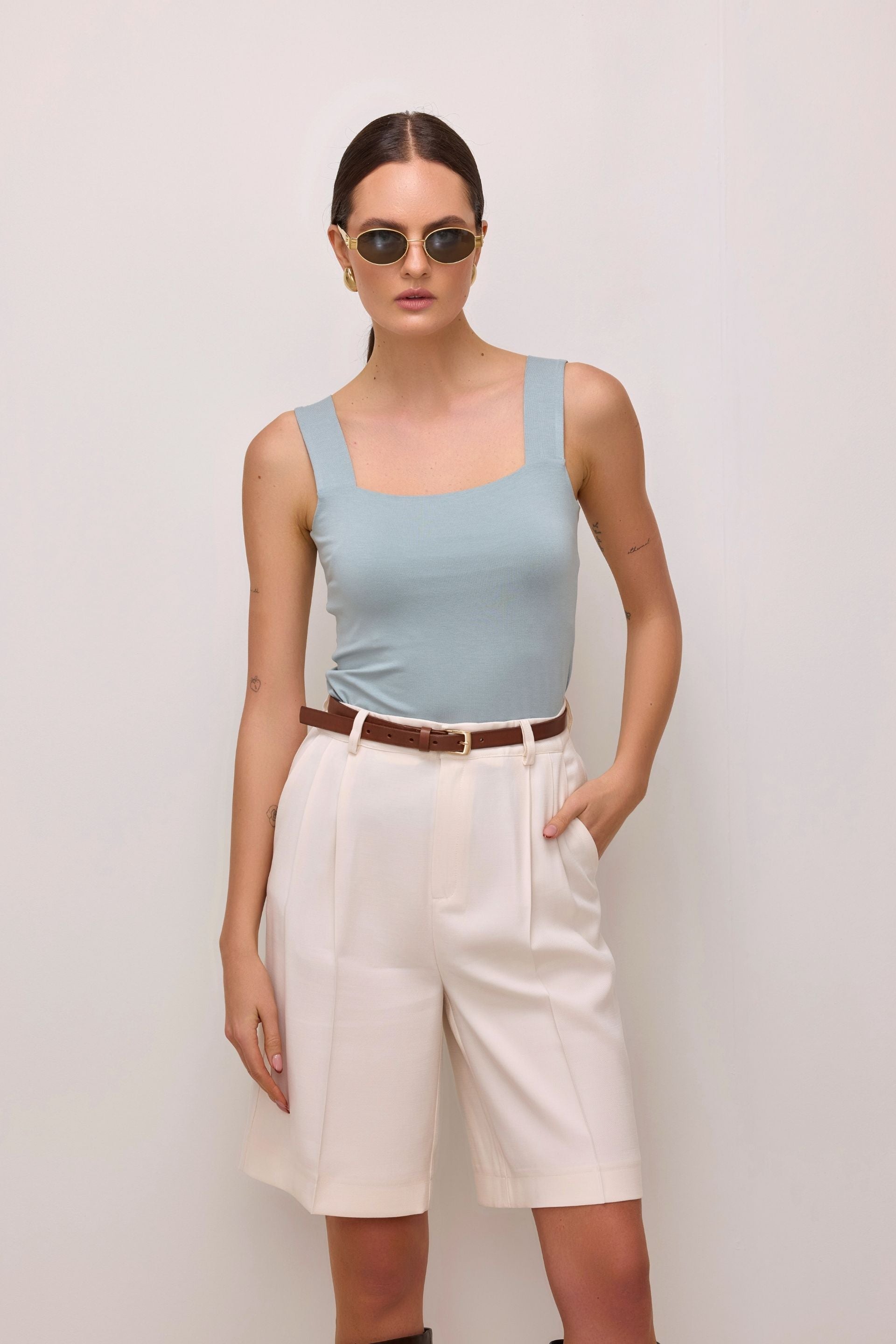 Bluzka na ramiączkach z kwadratowym dekoltem szałwiowa