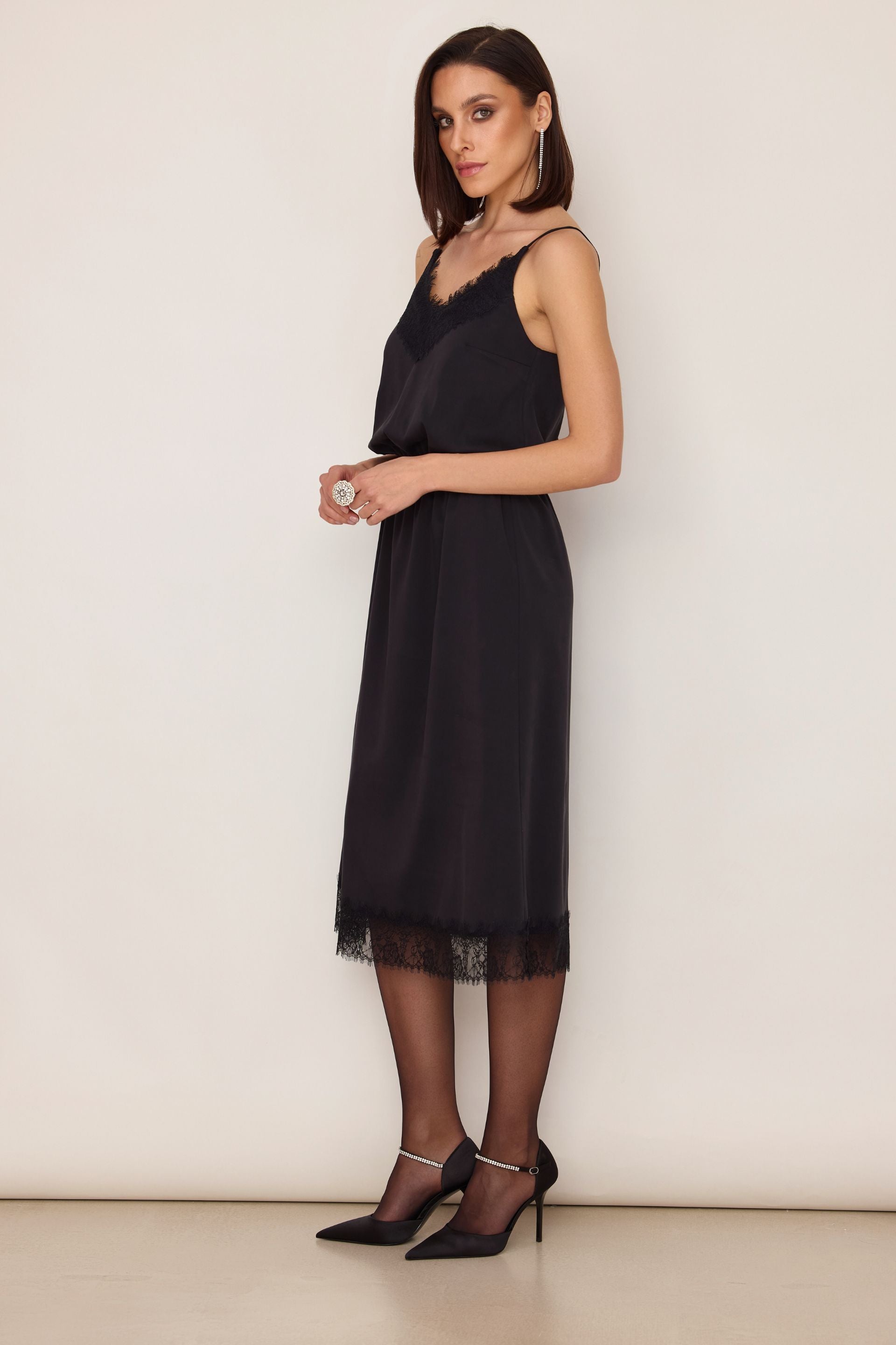 Sukienka na ramiączkach midi z koronką