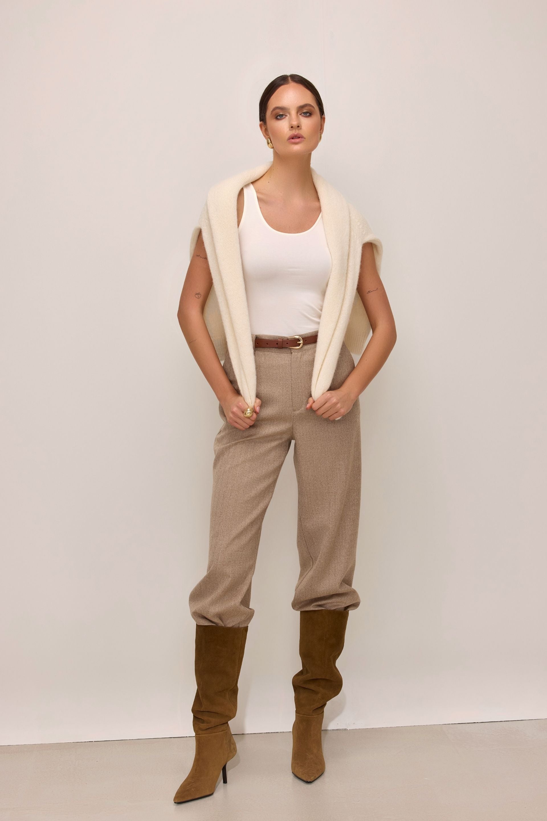 Basicowy top na ramiączkach z bawełny złamana biały