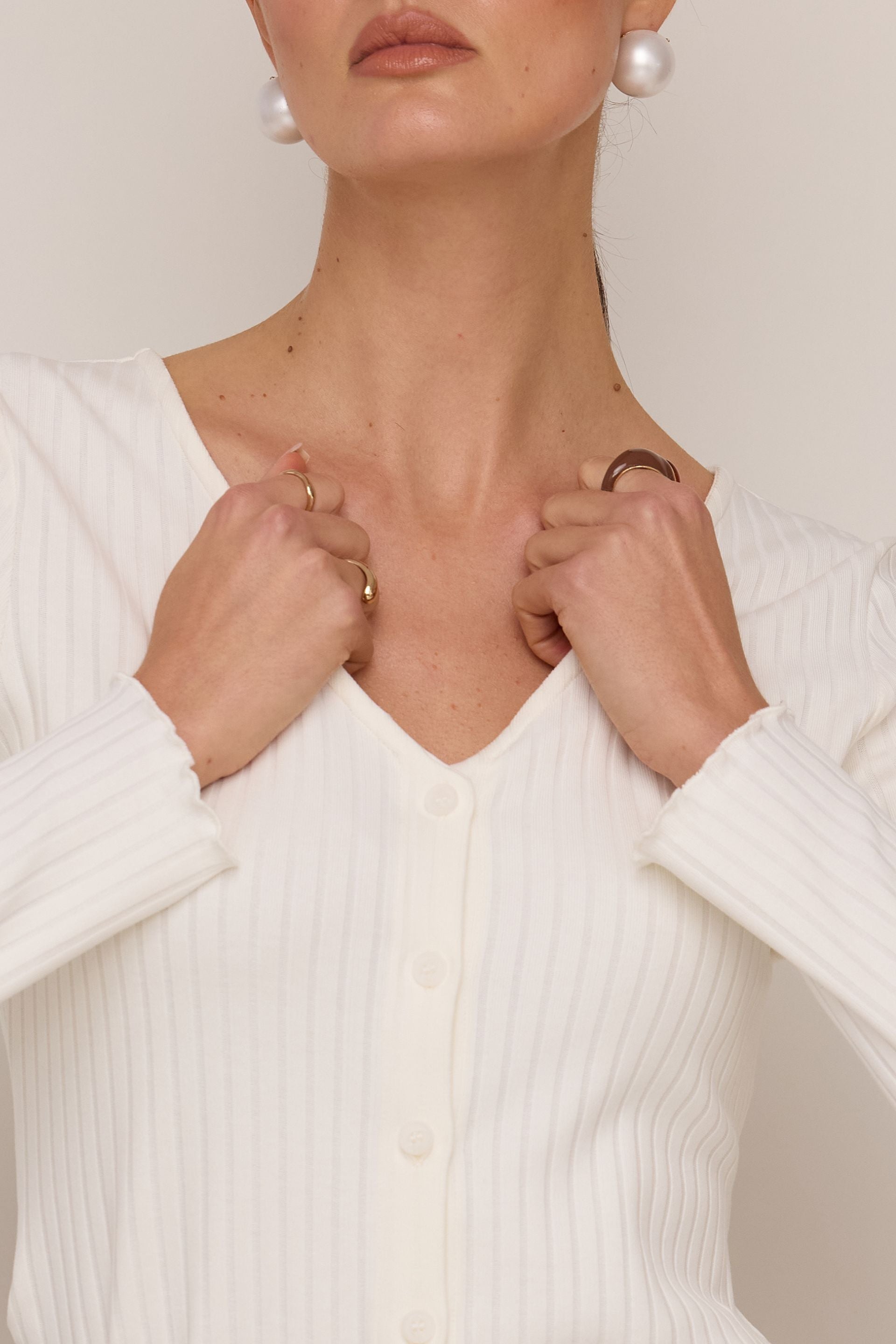 Bluzka na guziki z dekoltem v śmietankowa