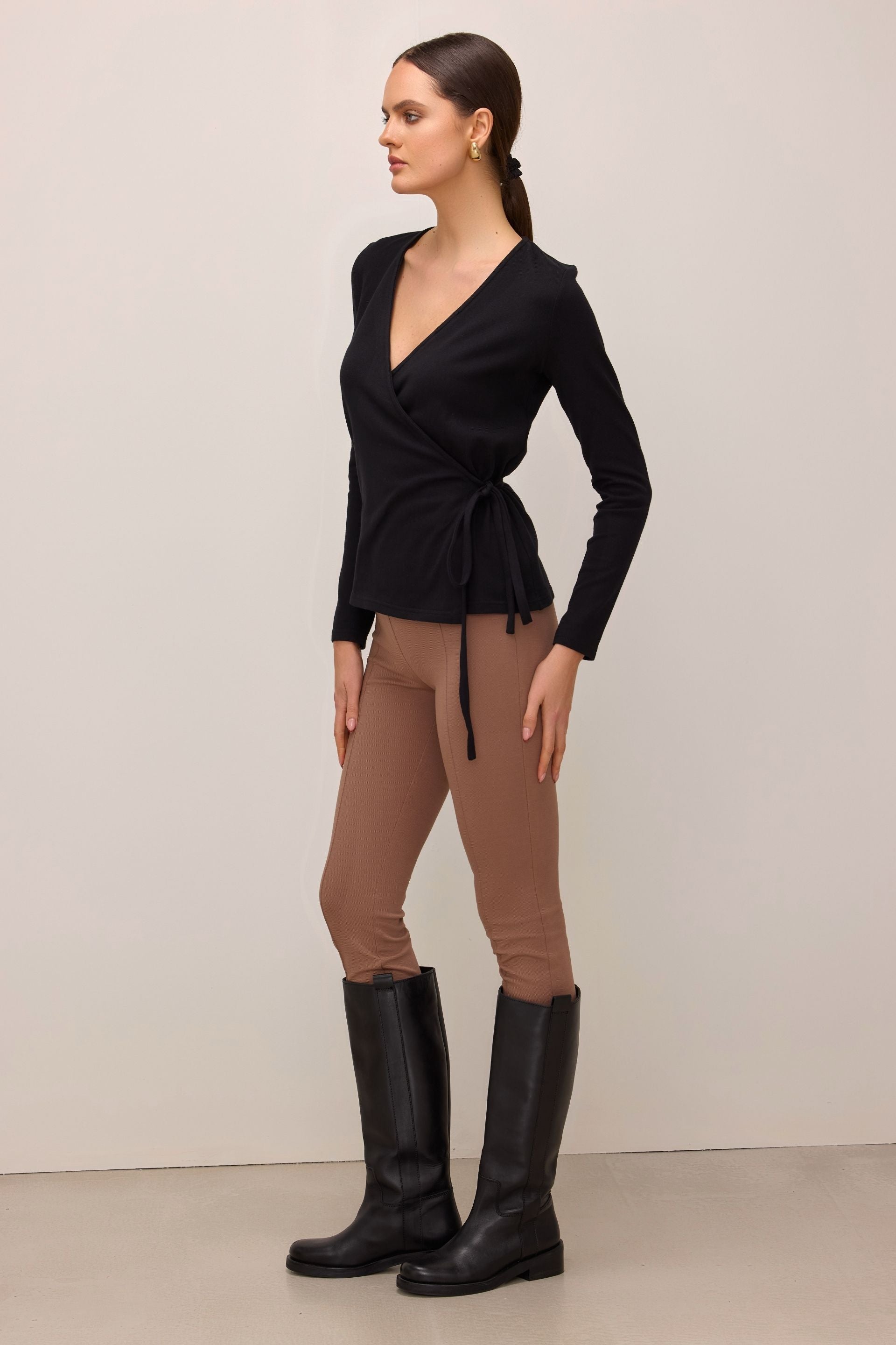 Kopertowy sweter czarny