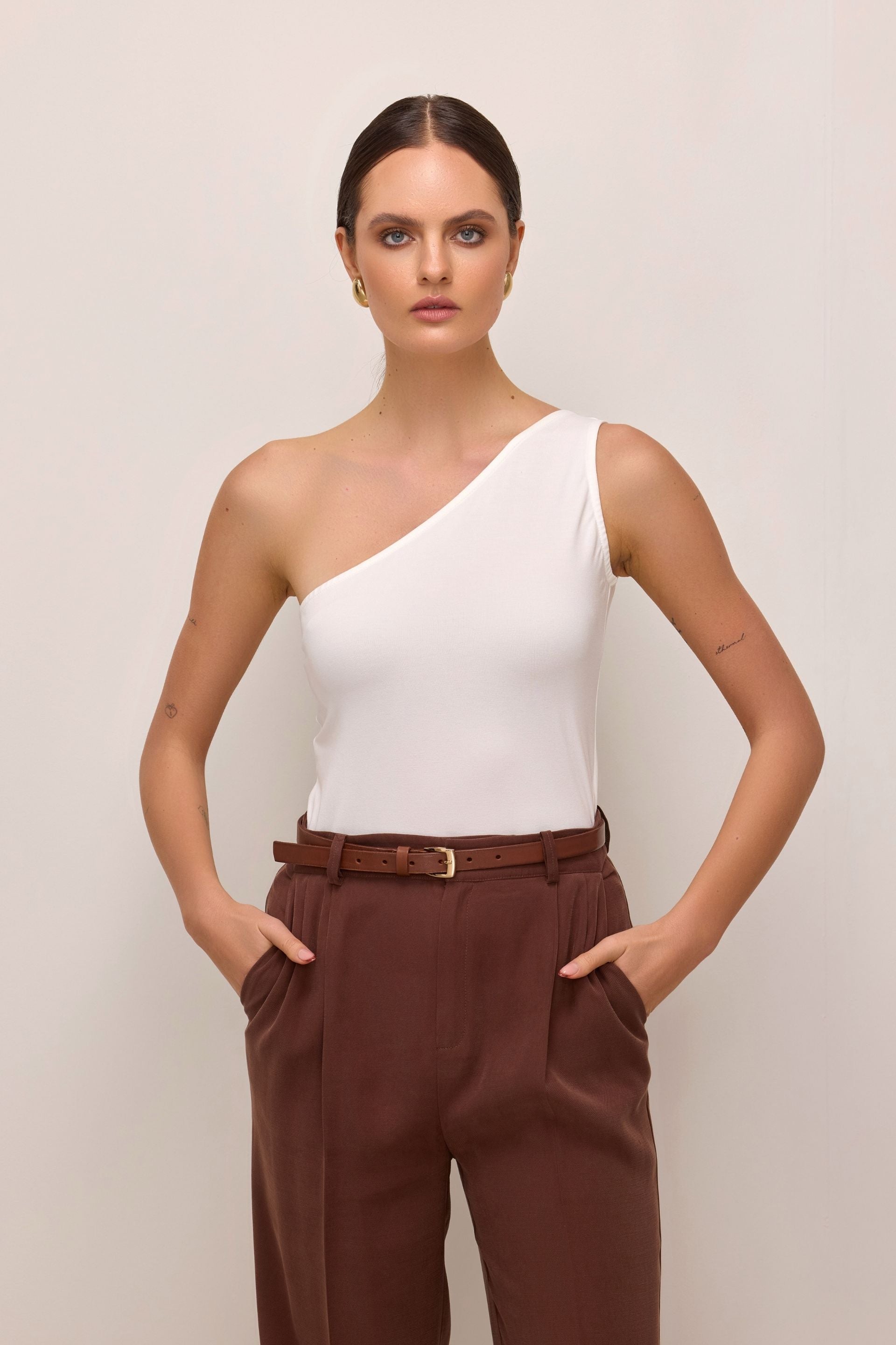 Bluzka na jedno ramię śmietankowa biała