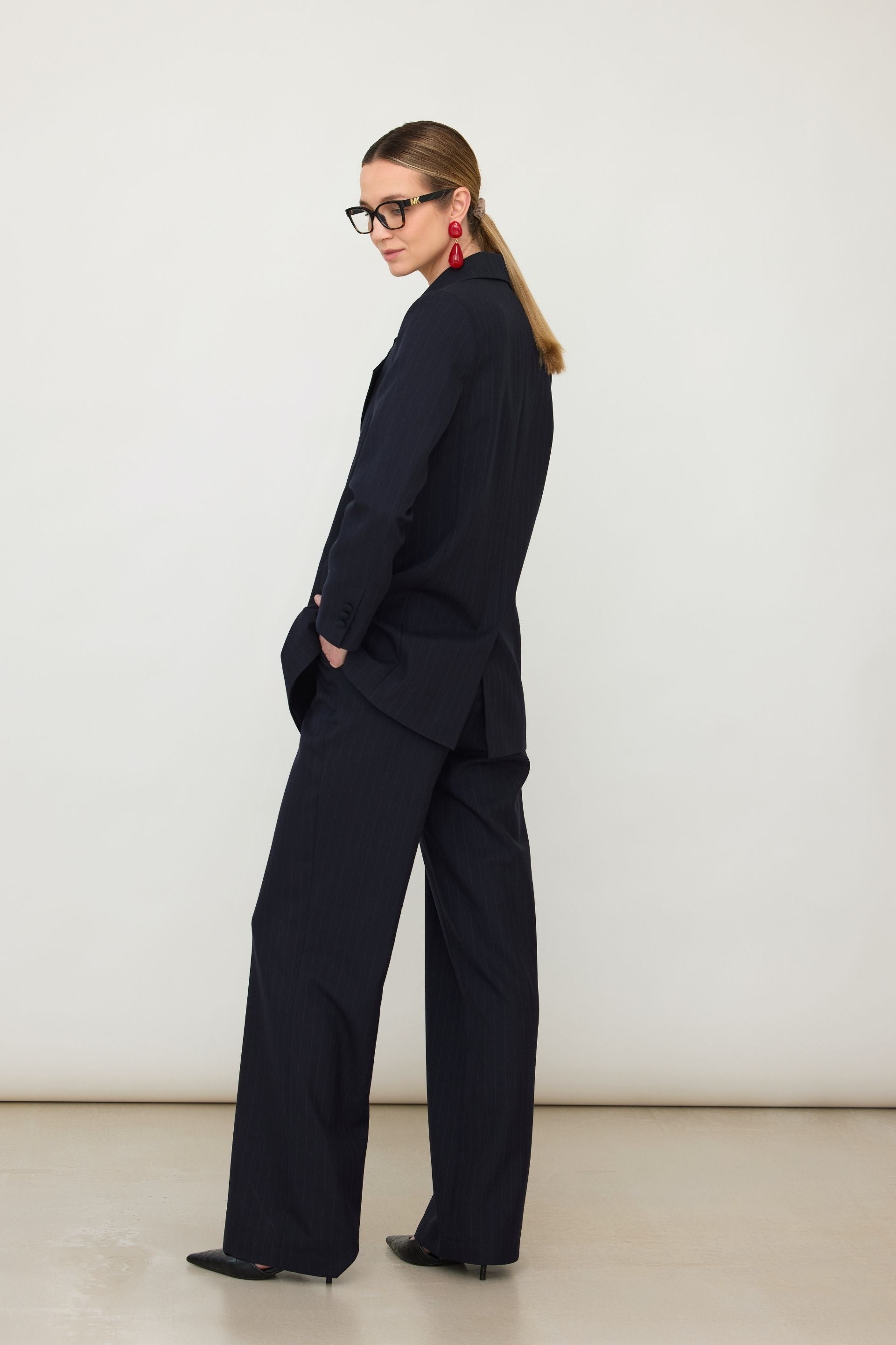 Wełniana marynarka w paski z szarfą granatowa