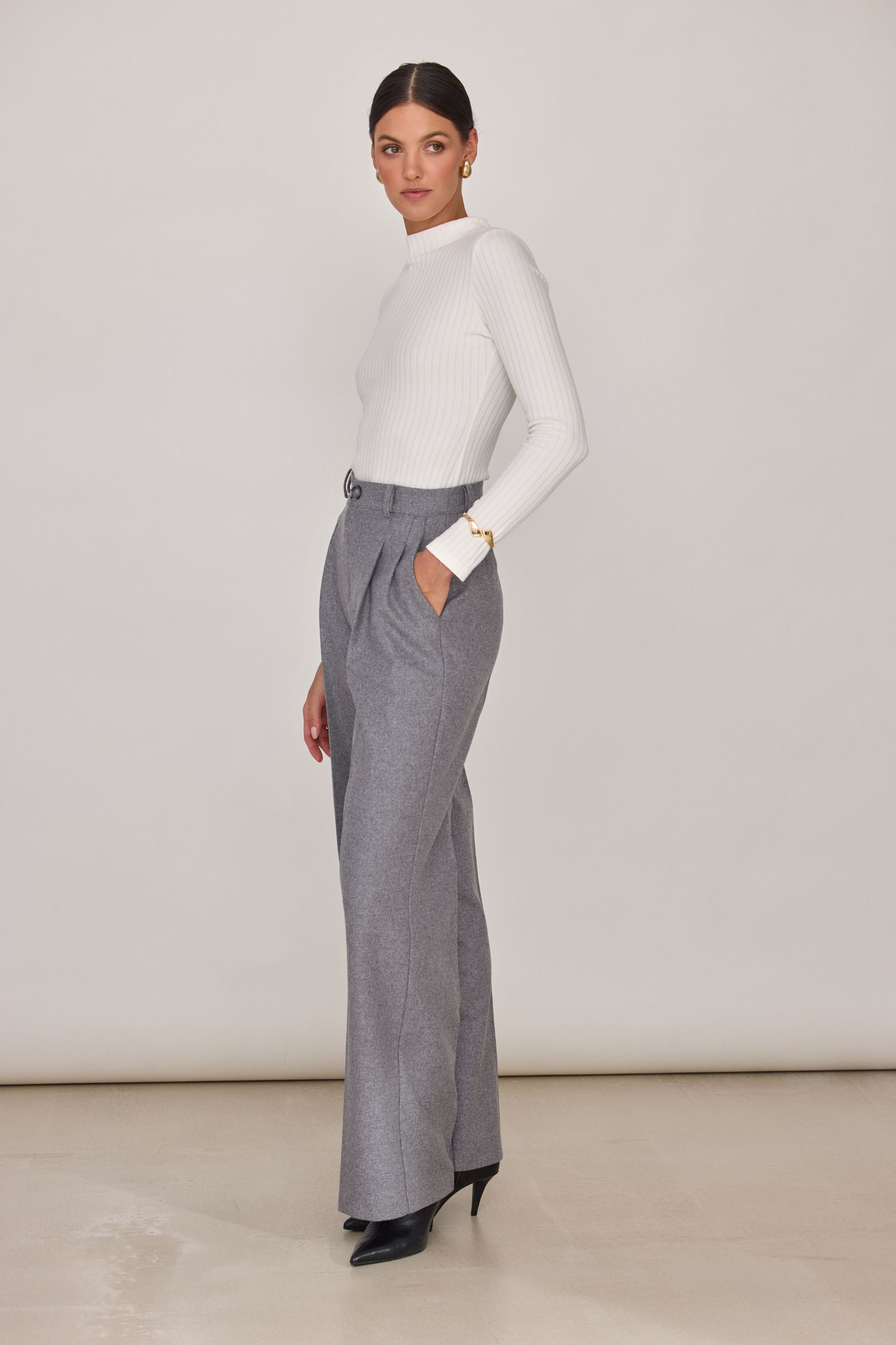 Wełniane spodnie z szerszą nogawką szare