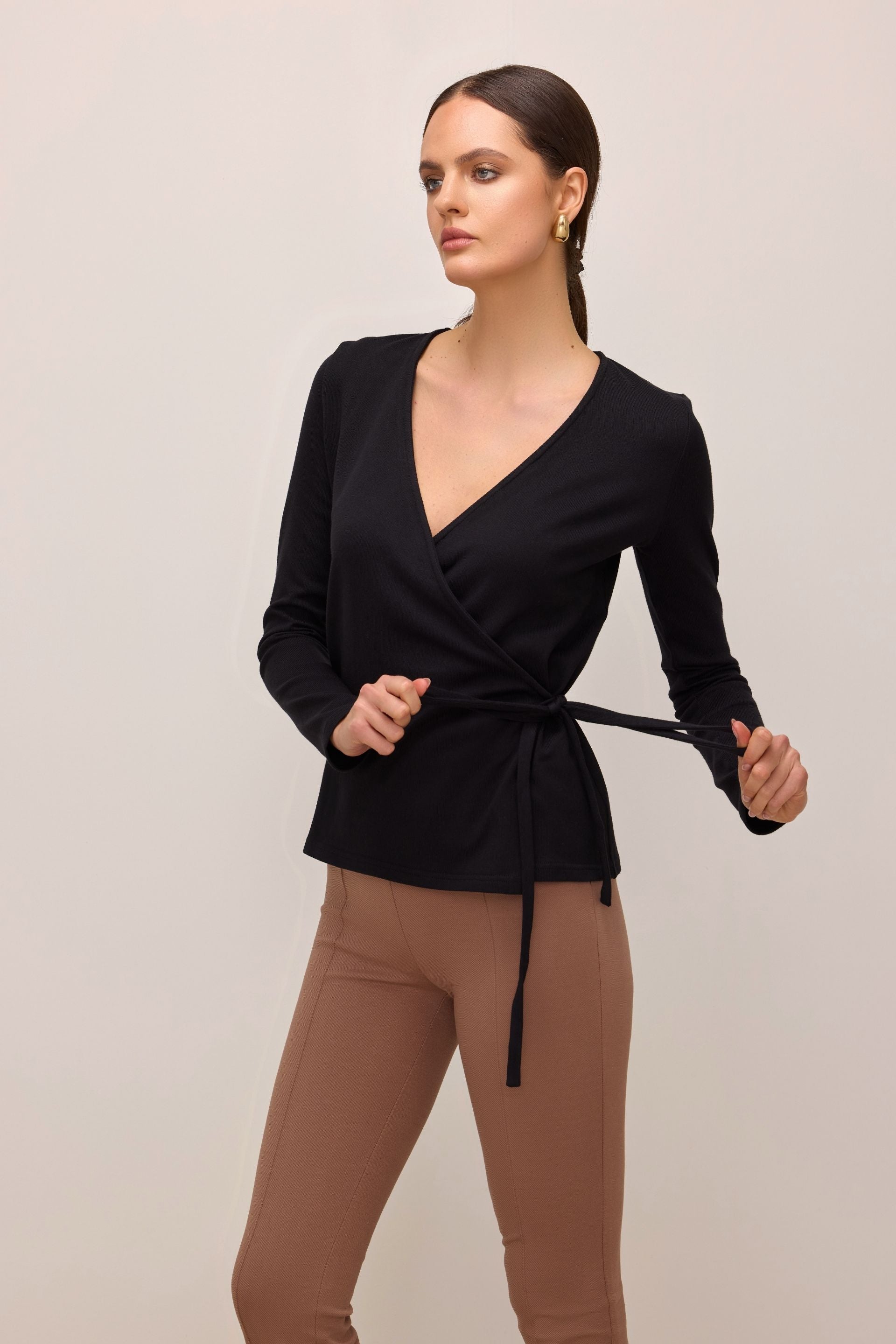 Kopertowy sweter czarny