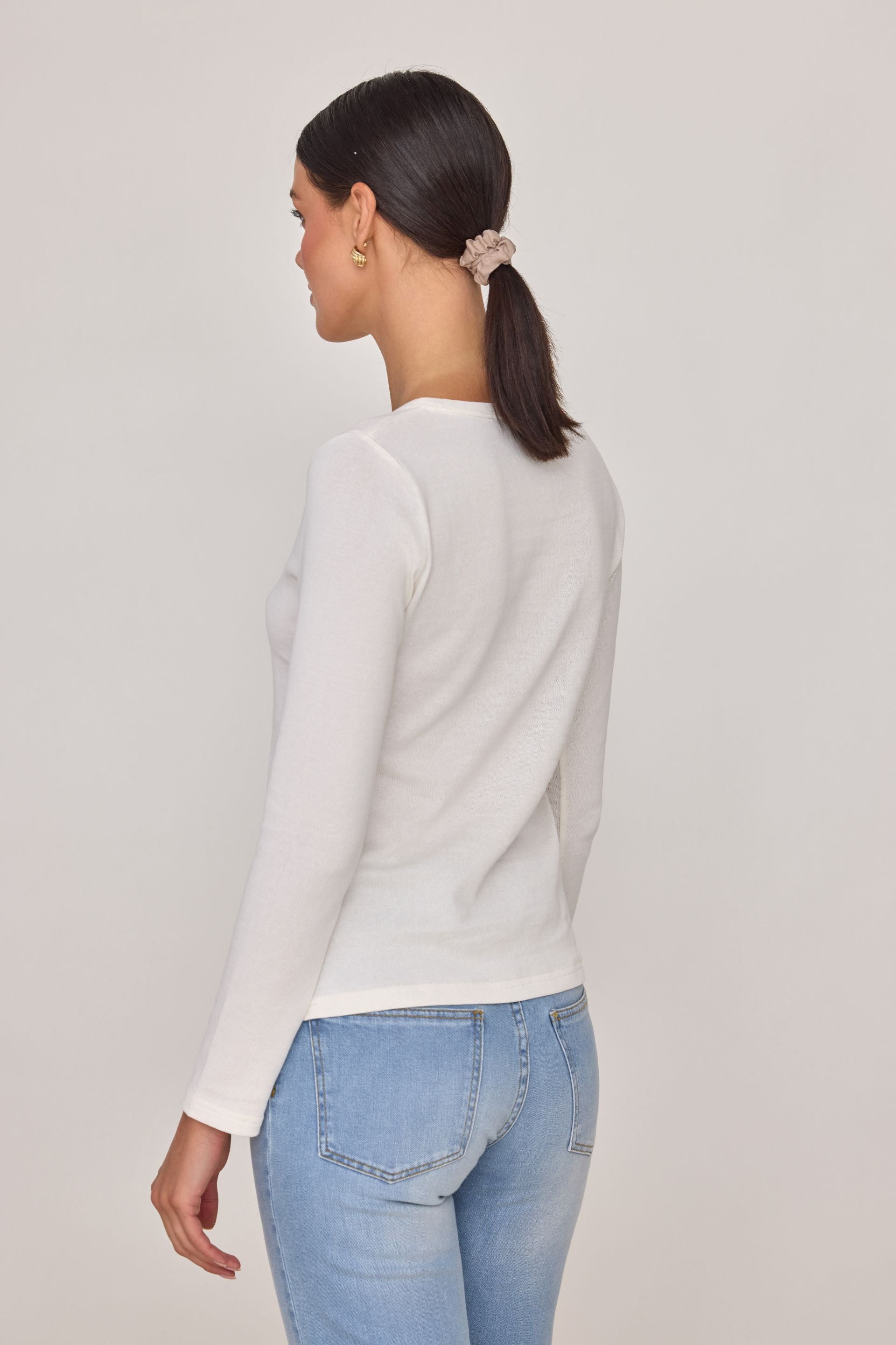 Cienki bawełniany sweter z dekoltem basic śmietankowy