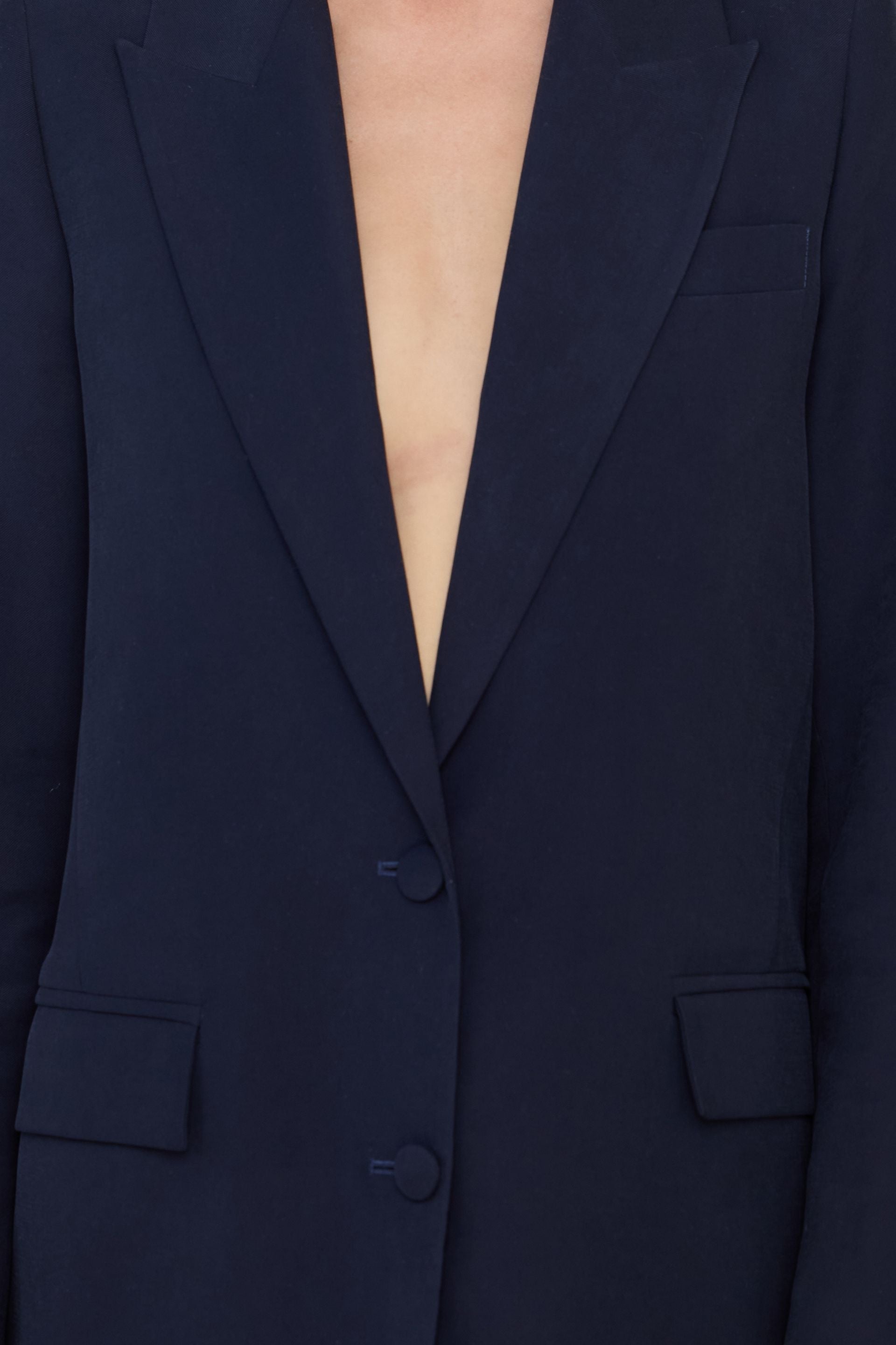 Loose-fit jacket with burgundy fabric buttons