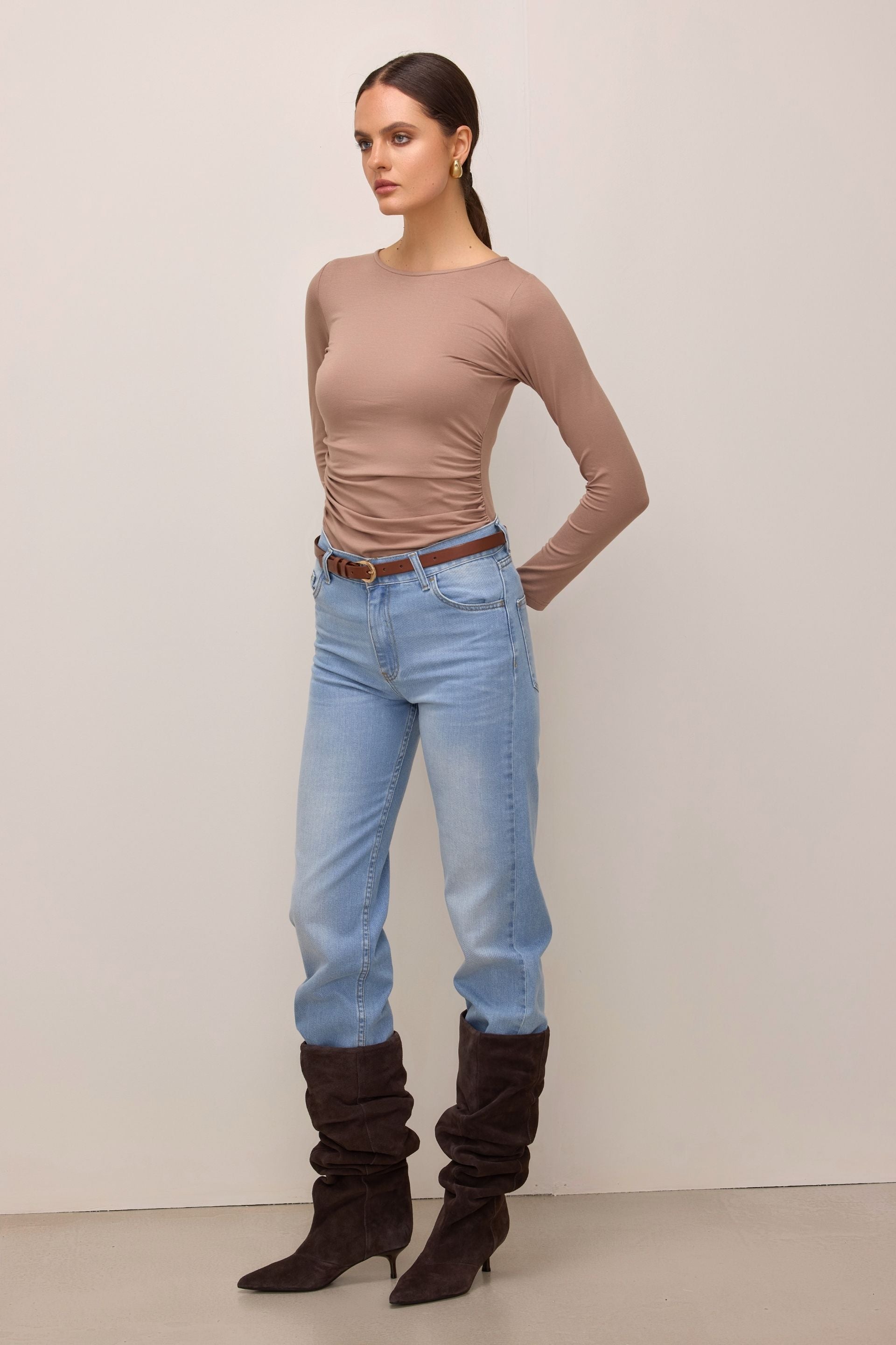 Bluzka z drapowaniem po bokach mokka