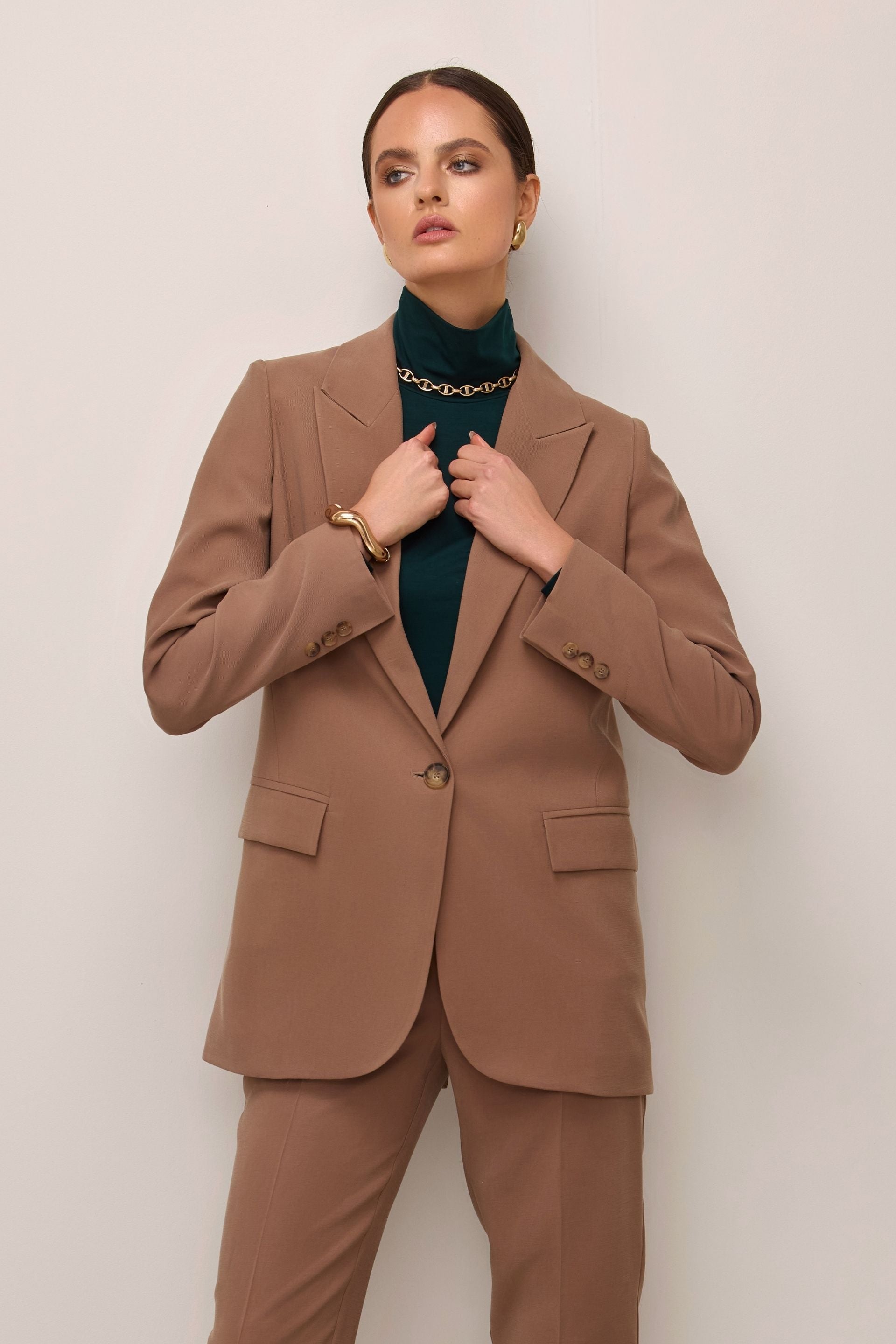 Loose, one-button brown jacket