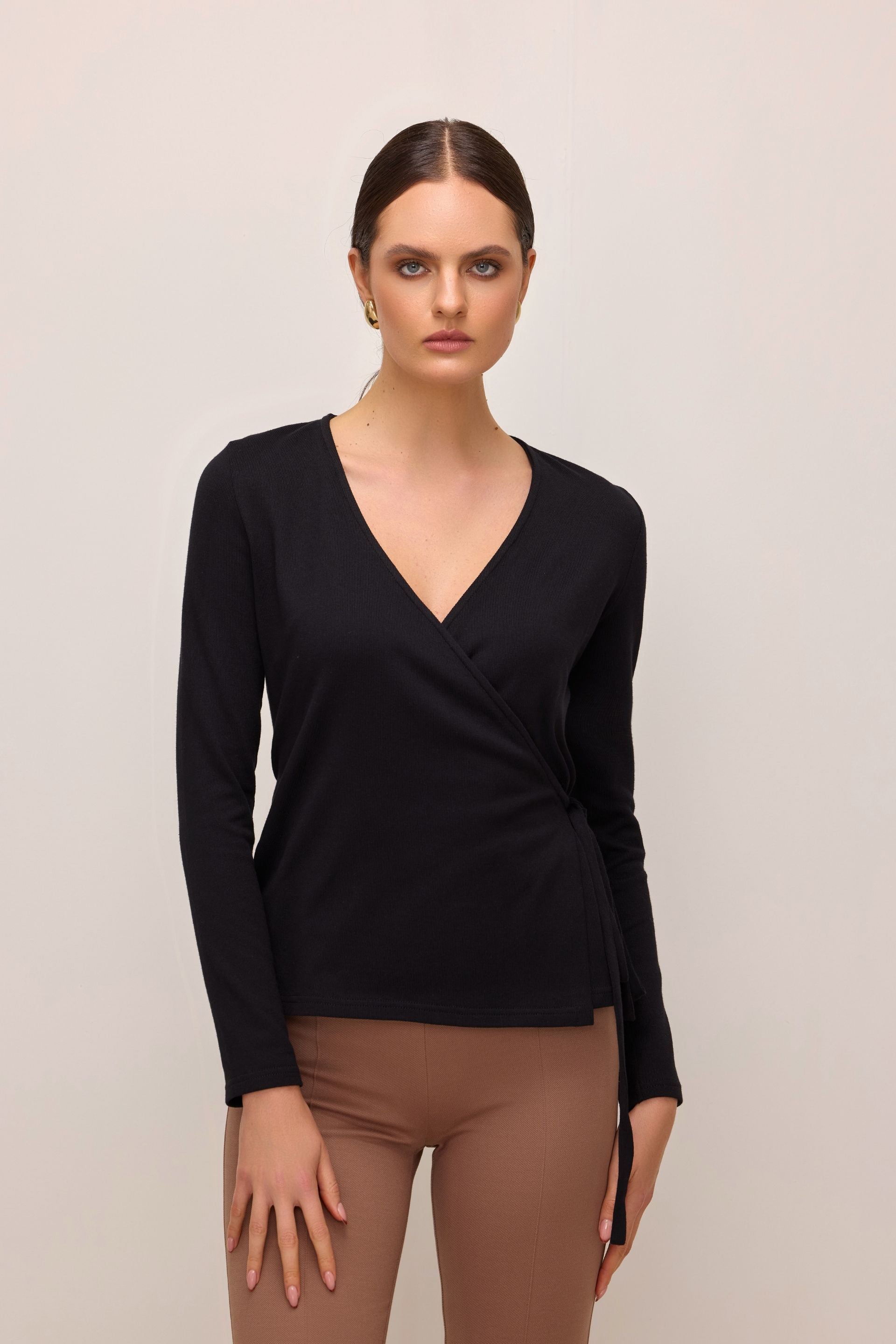 Kopertowy sweter czarny