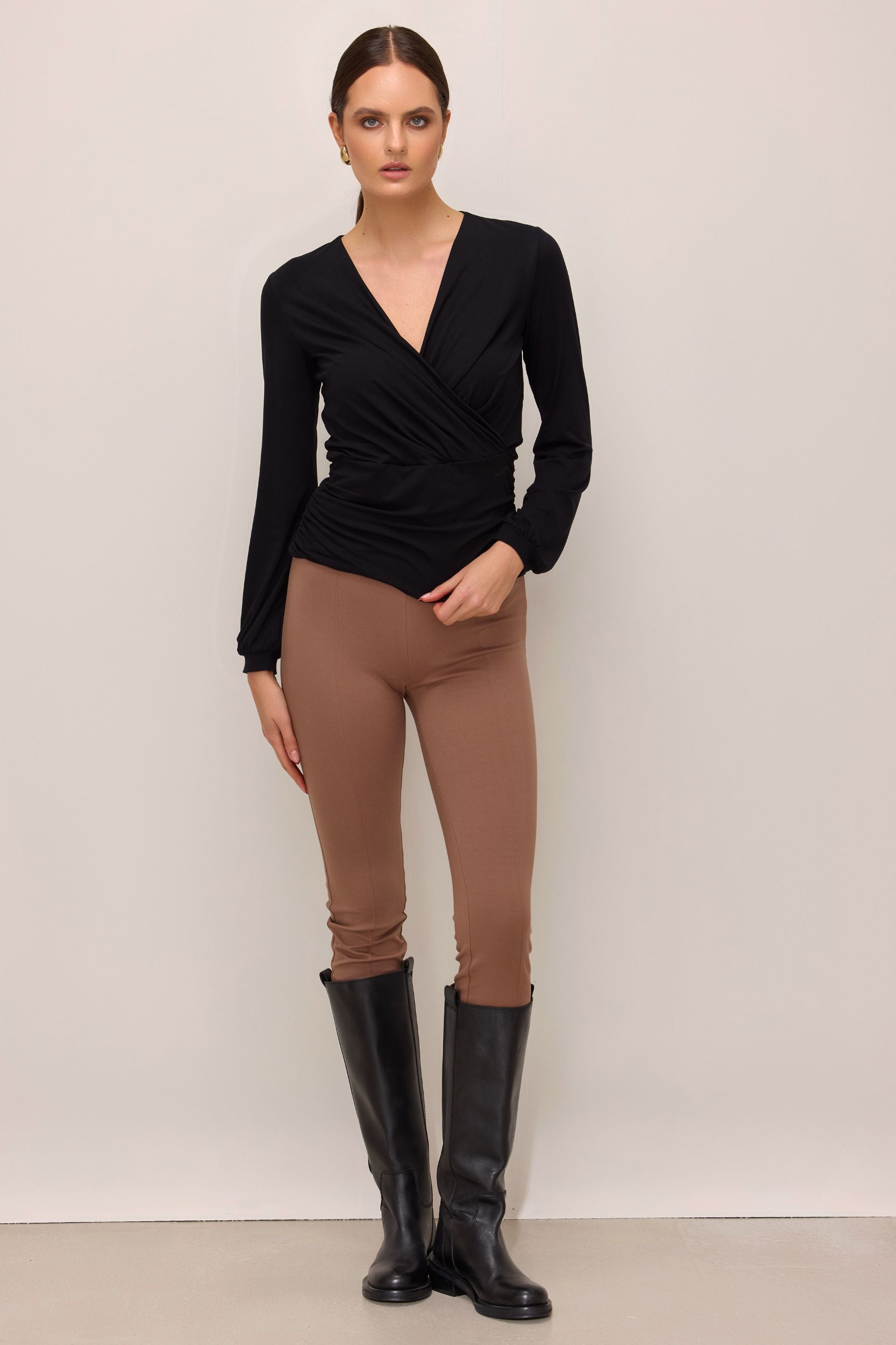 Elegancka bluzka kopertowa z mikromodalu czarna