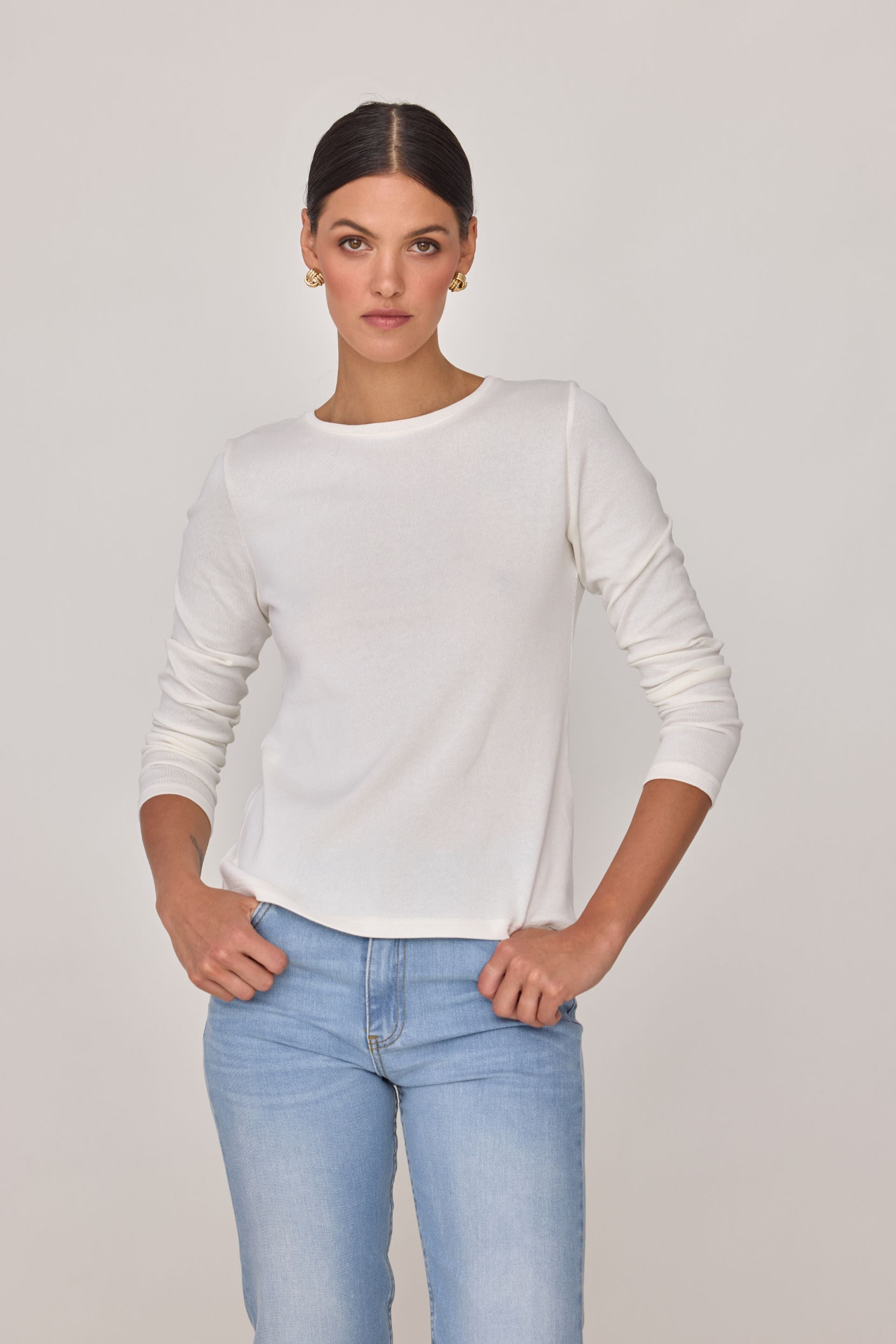 Cienki bawełniany sweter z dekoltem basic śmietankowy