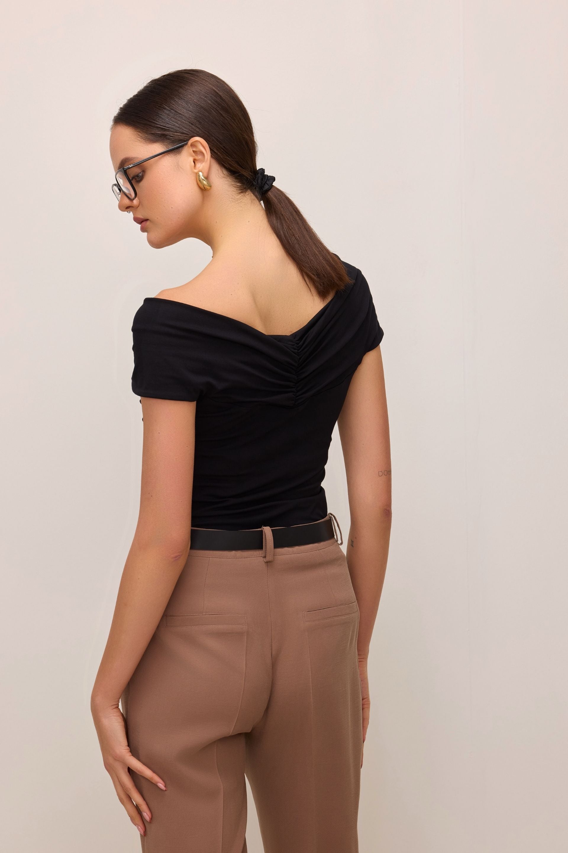 Bluzka bez ramion z zawinięciem czarna