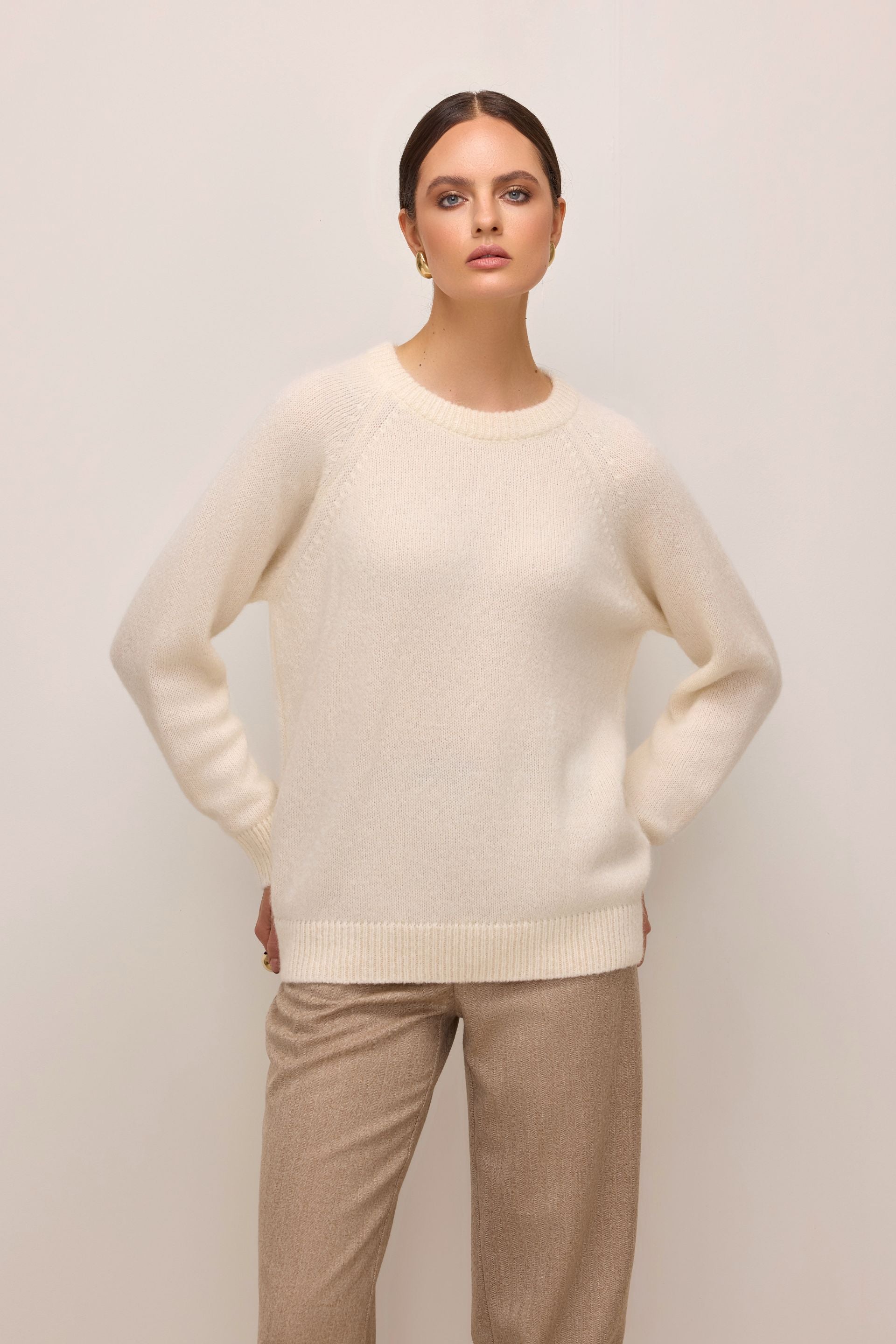 Klasyczny wełniany sweter z alpaki kremowy