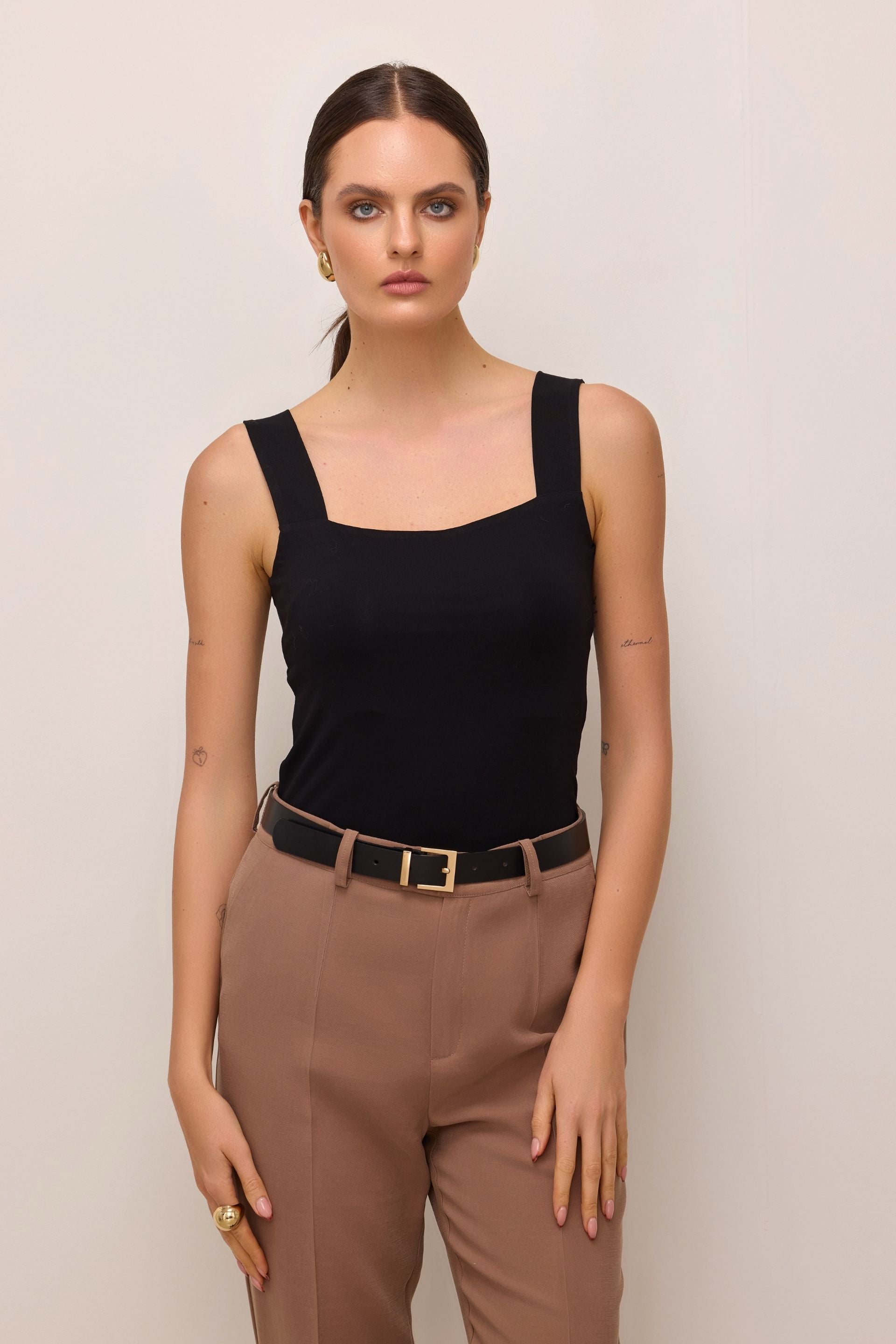 Bluzka na ramiączkach z kwadratowym dekoltem czarna