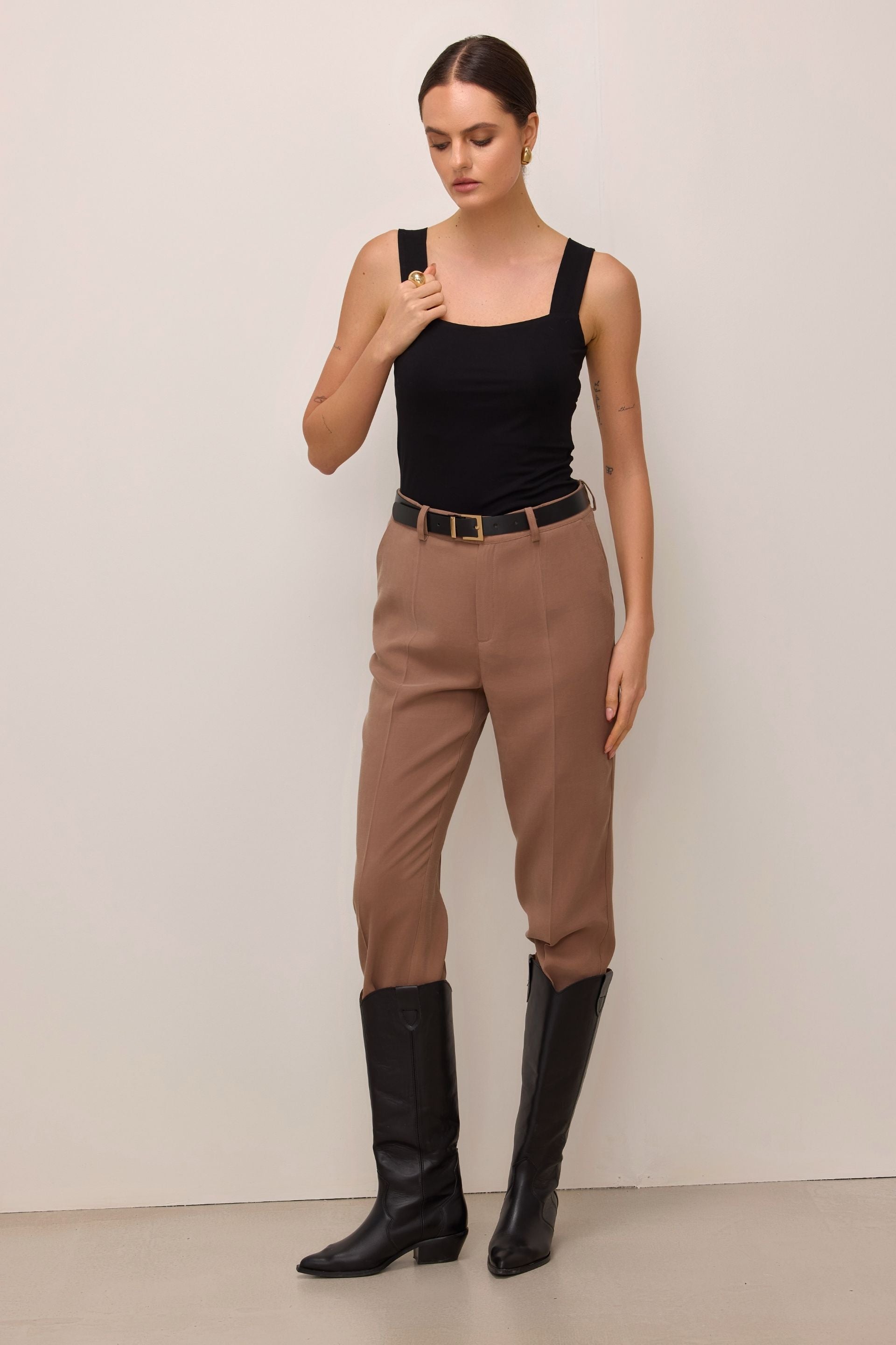 Bluzka na ramiączkach z kwadratowym dekoltem czarna