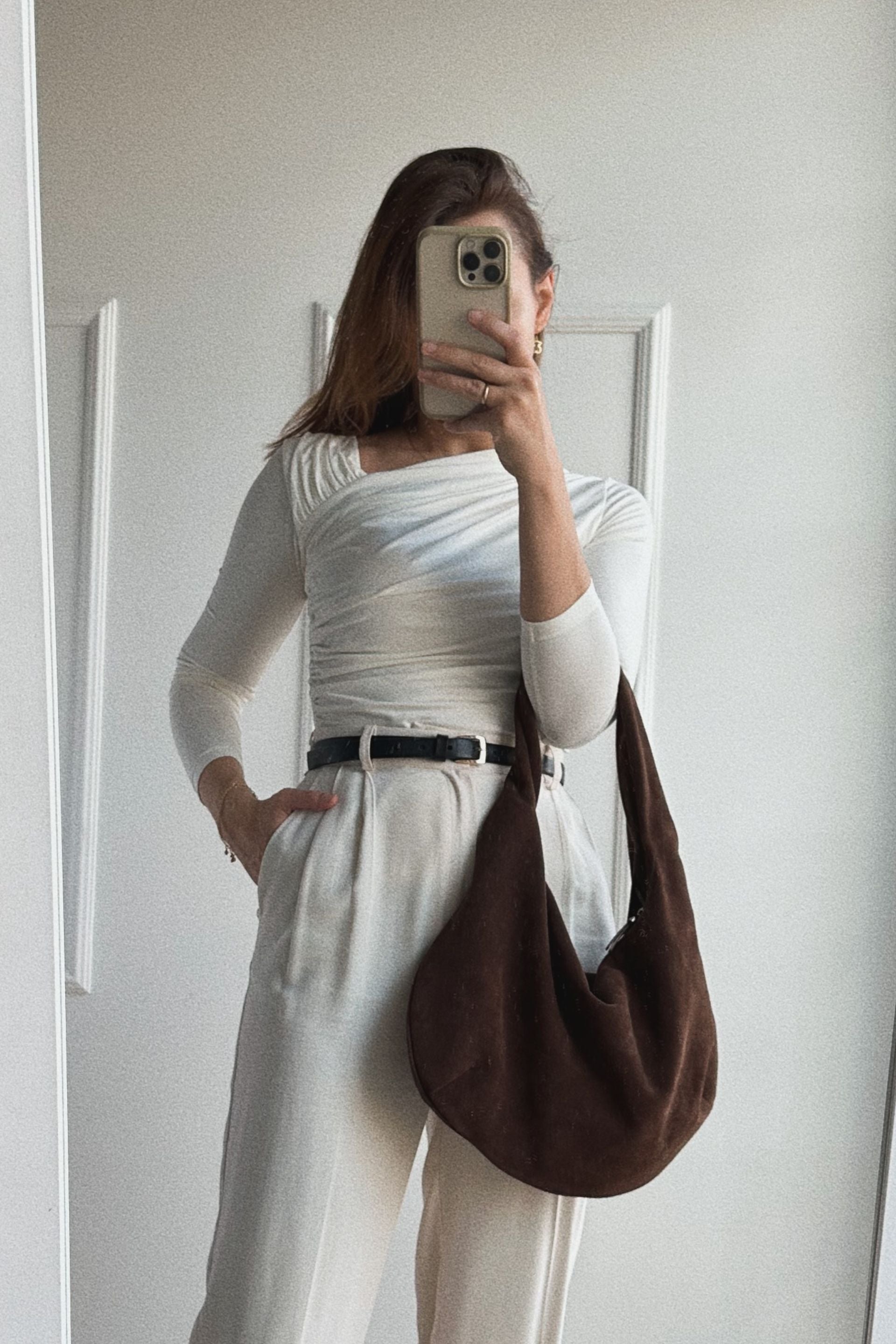 Bluzka z asymetrycznym dekoltem i drapowaniem z długim rękawem śmietankowa biel