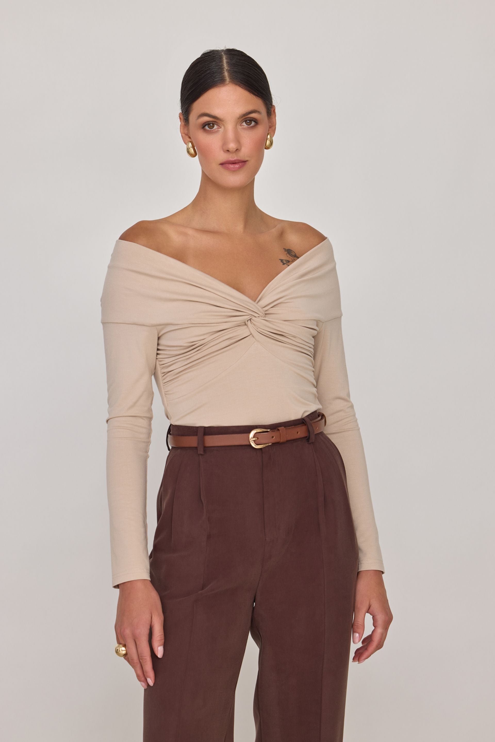 Bluzka z odkrytymi ramionami z zawinięciem i długim rękawem beżowa