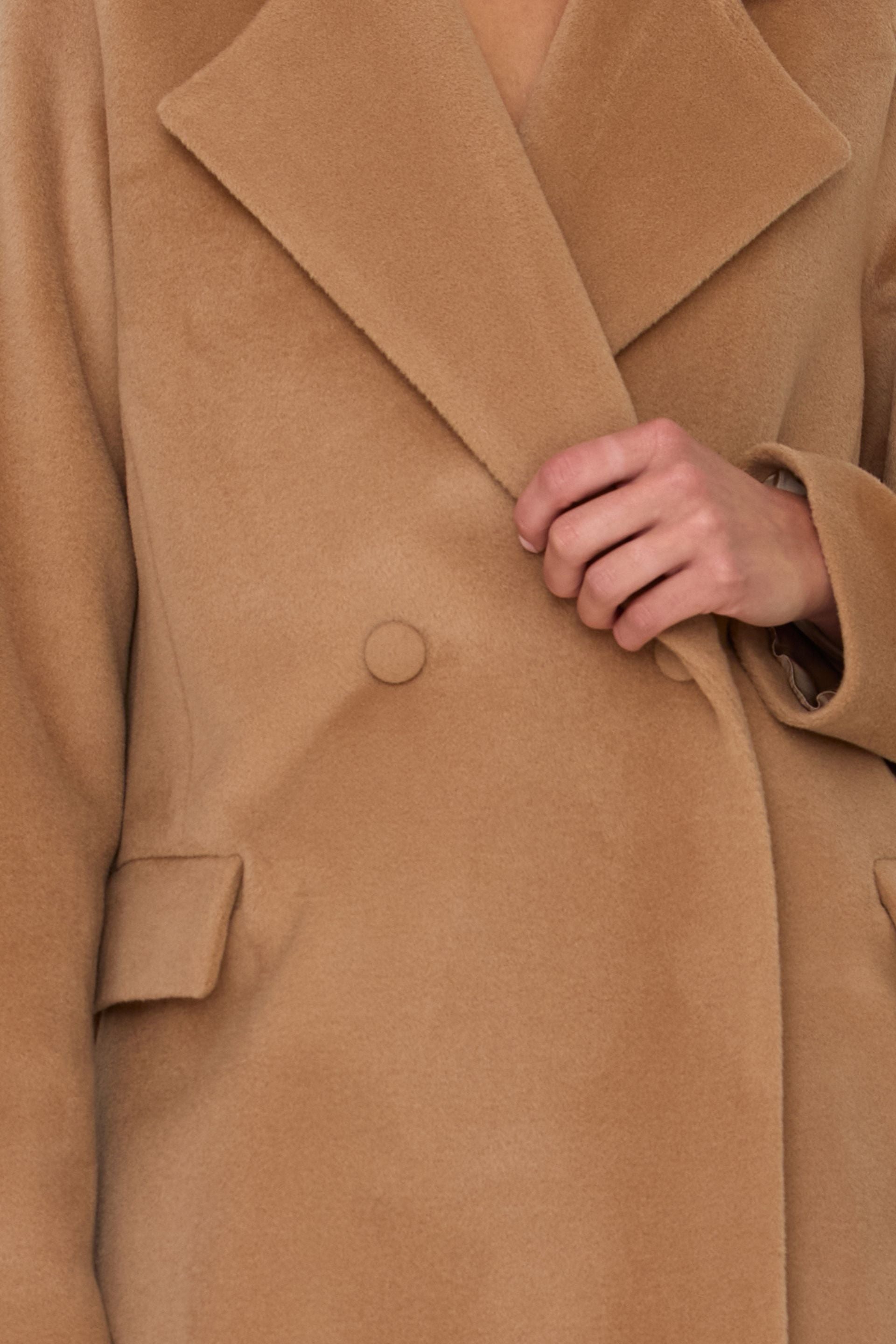 Wełniany płaszcz o miękkiej strukturze karmel