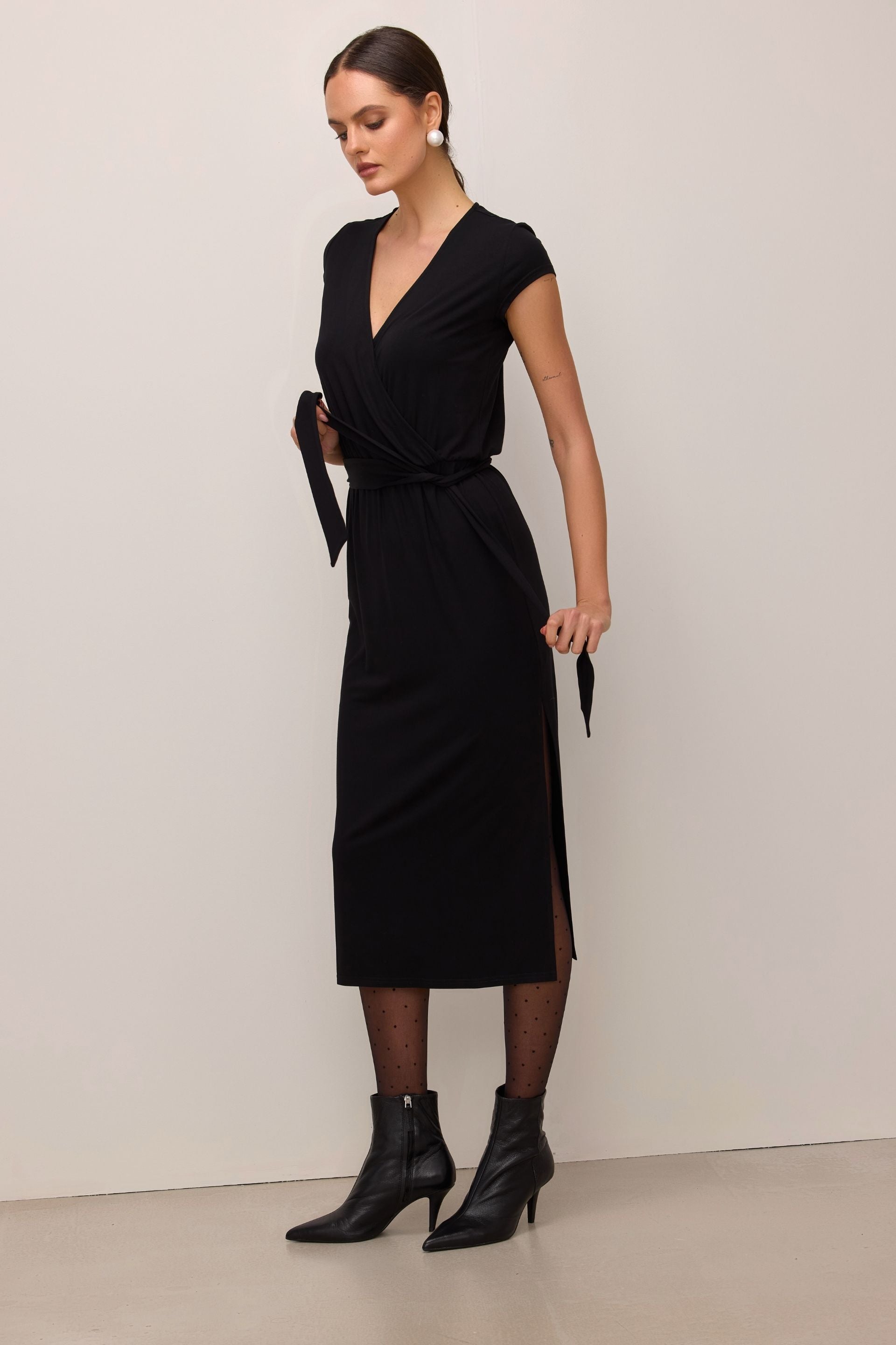 Sukienka kopertowa midi z krótkim rękawem czarna