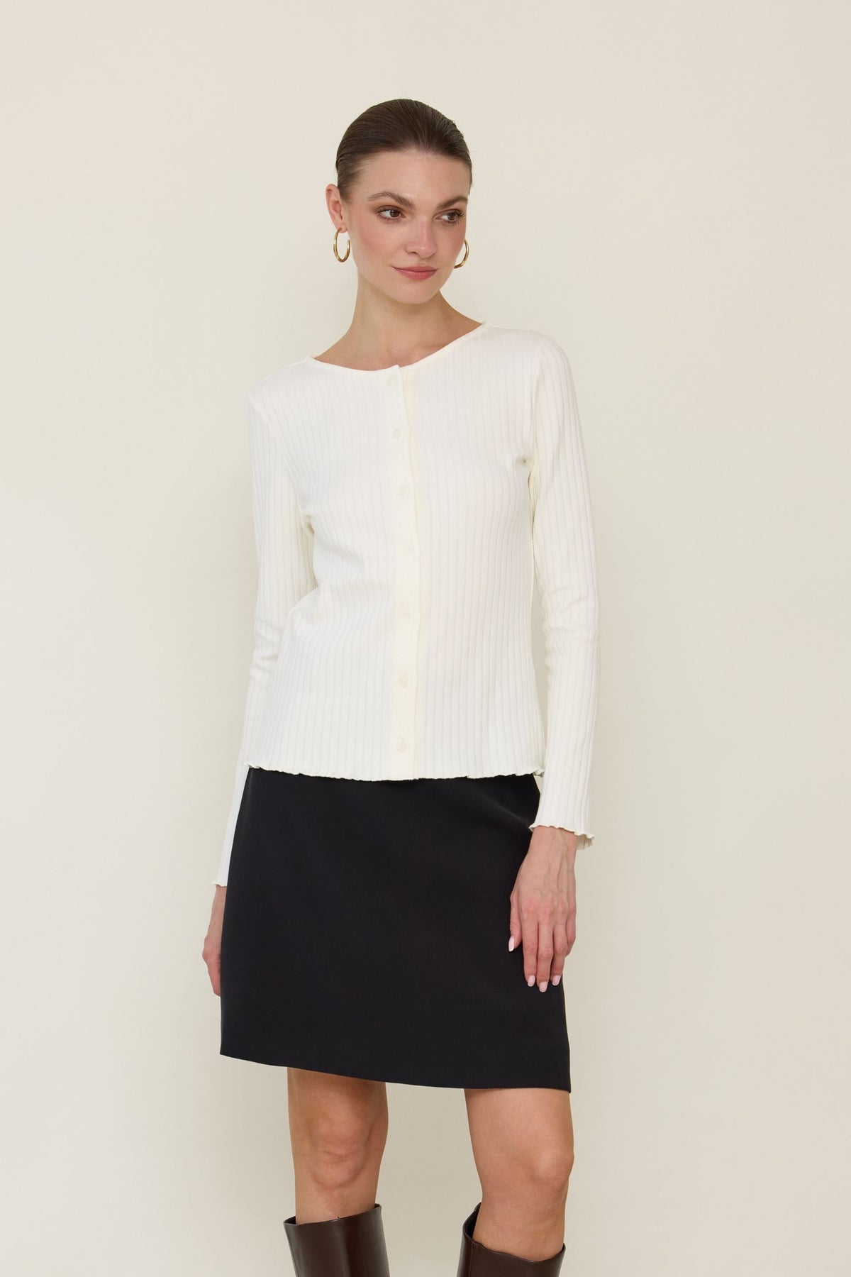 Basic button-down blouse with a wider stripe in cream and white