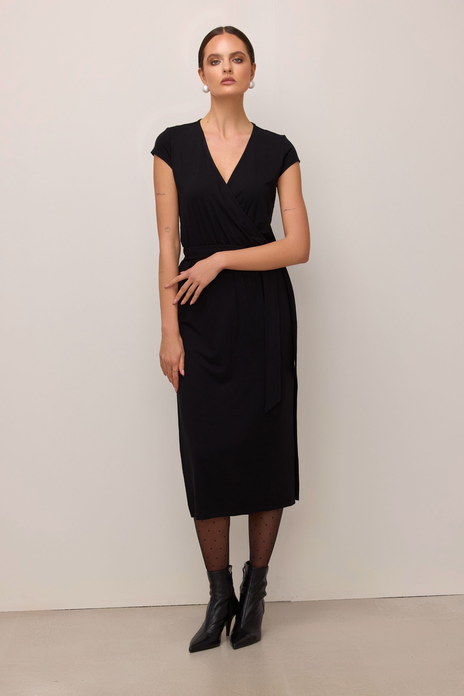 Sukienka kopertowa midi z krótkim rękawem czarna