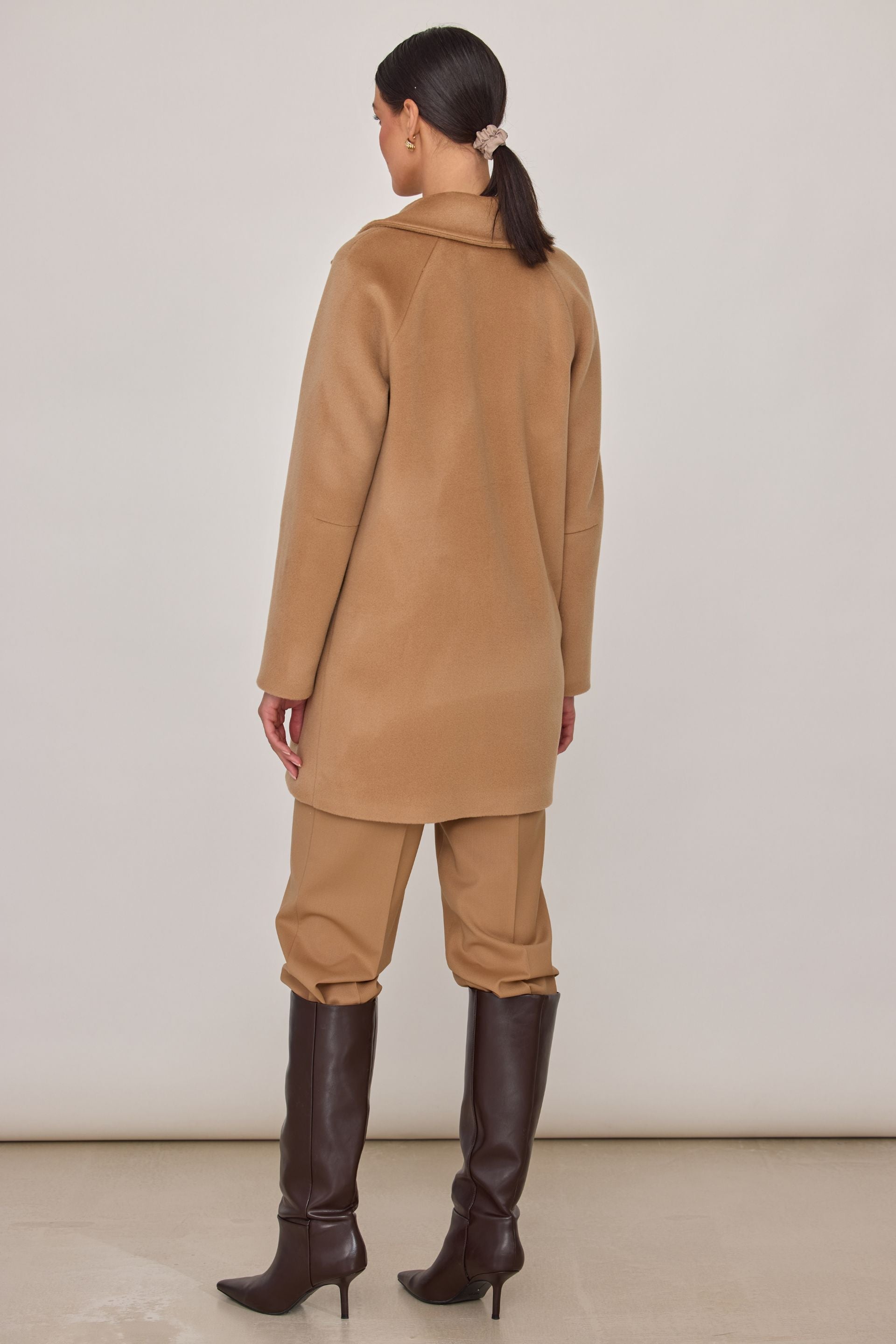 Wełniany płaszcz o miękkiej strukturze karmel