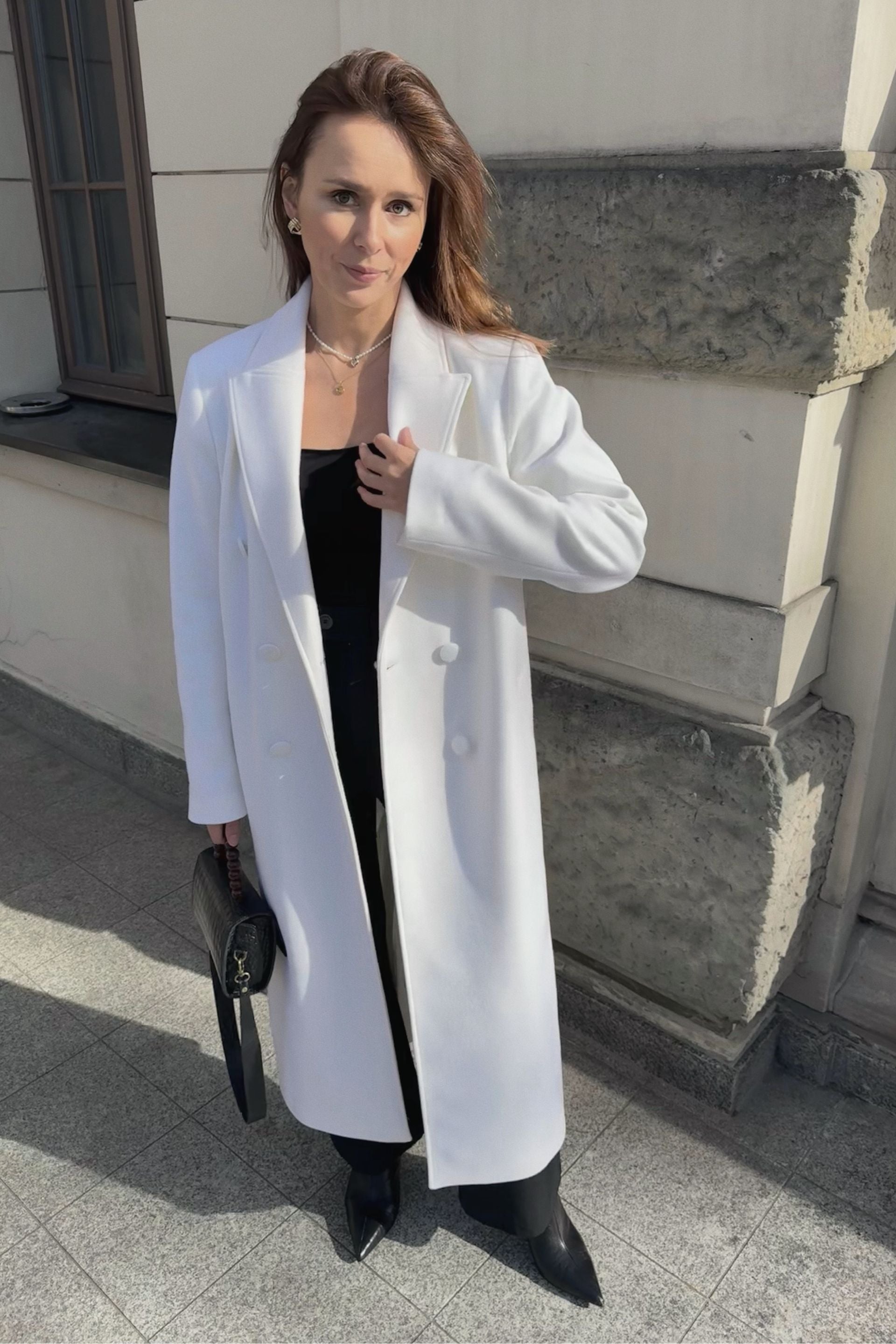 Oversizowy dwurzędowy płaszcz z wełny biały