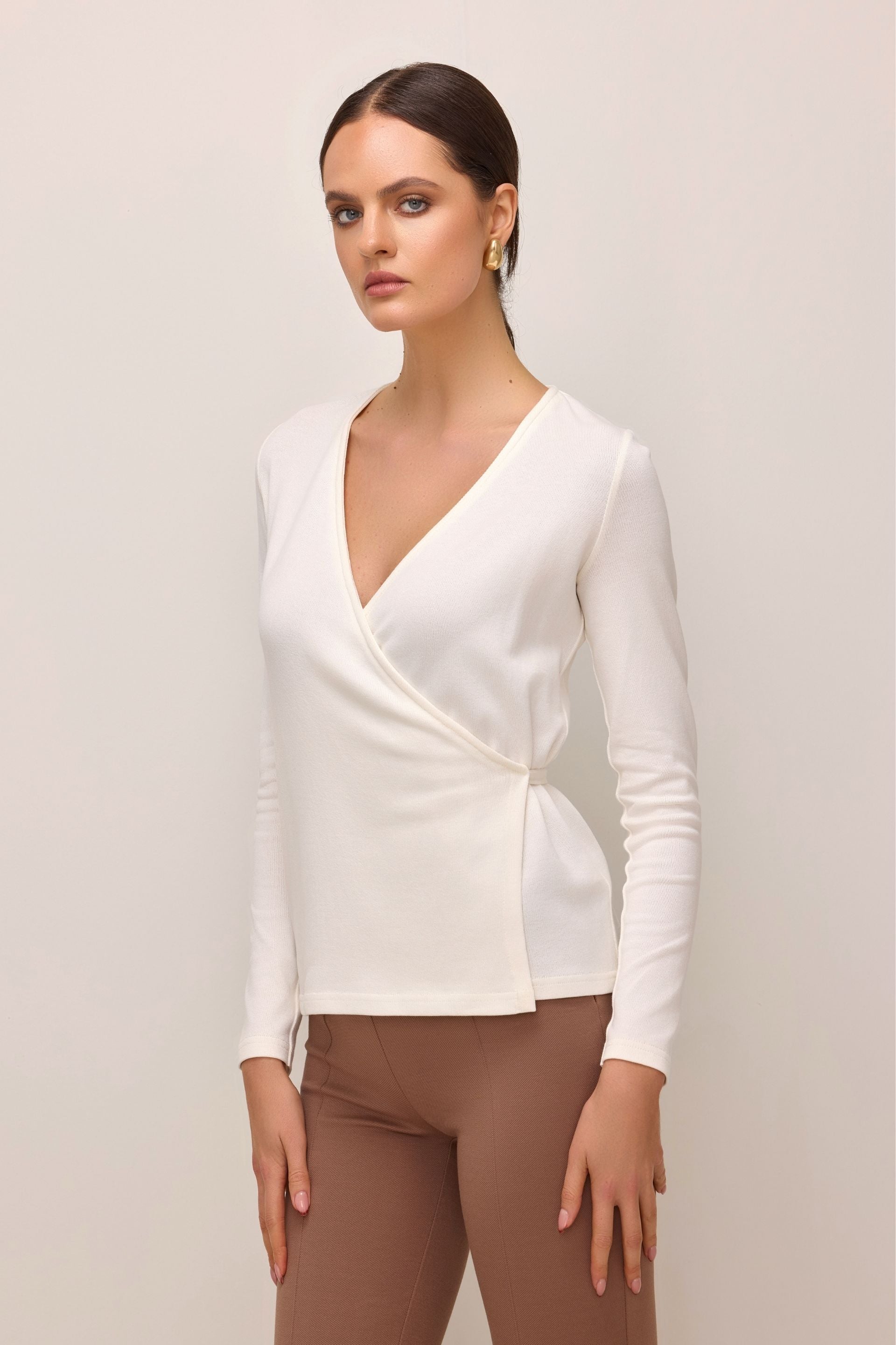 Kopertowy sweter śmietankowy