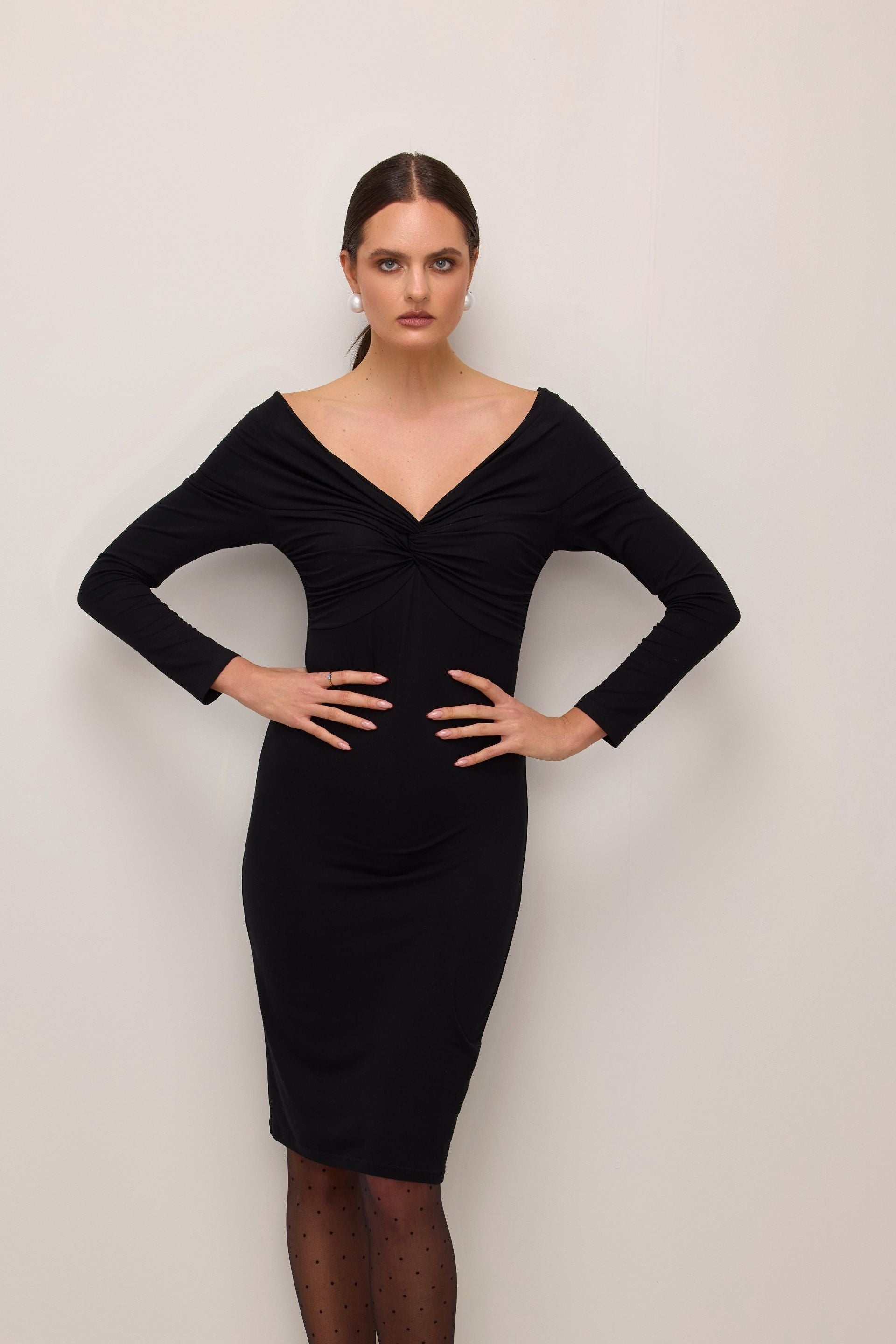 Sukienka z odkrytymi ramionami z zawinięciem czarna