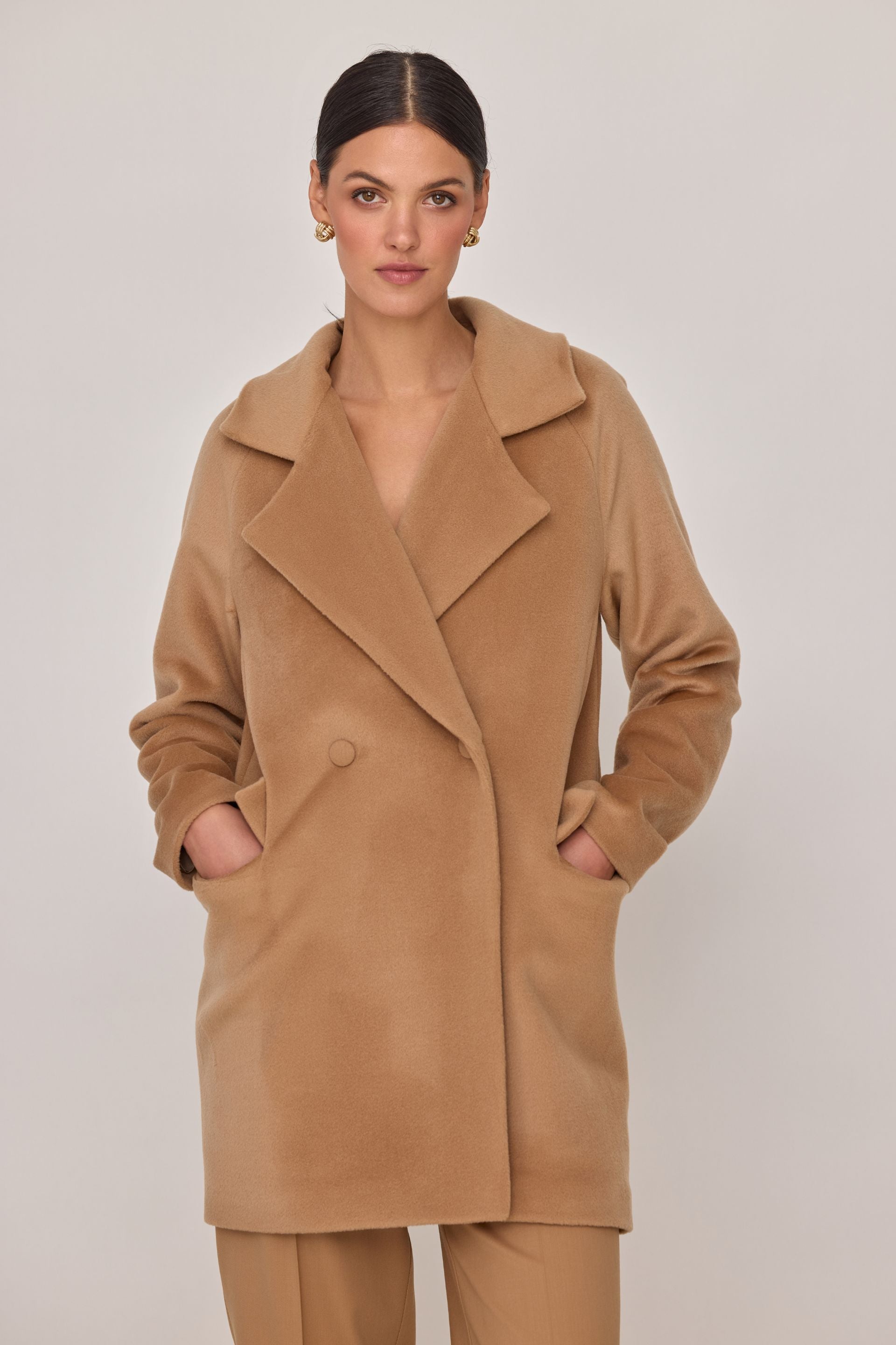 Wełniany płaszcz o miękkiej strukturze karmel