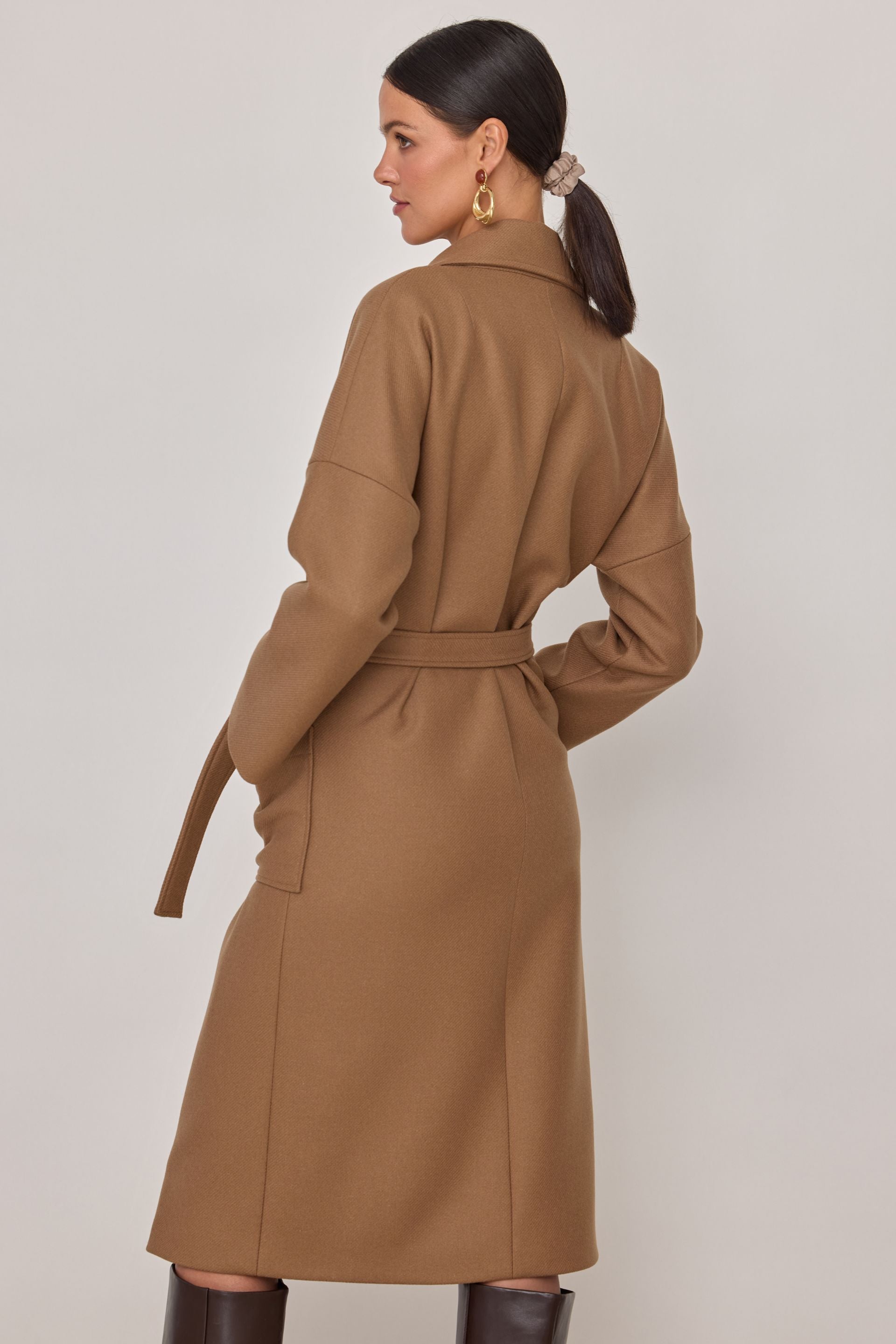 Wełniany płaszcz szlafrokowy karmelowy