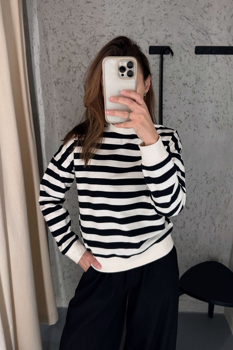 Striped sweatshirt in off-white with black