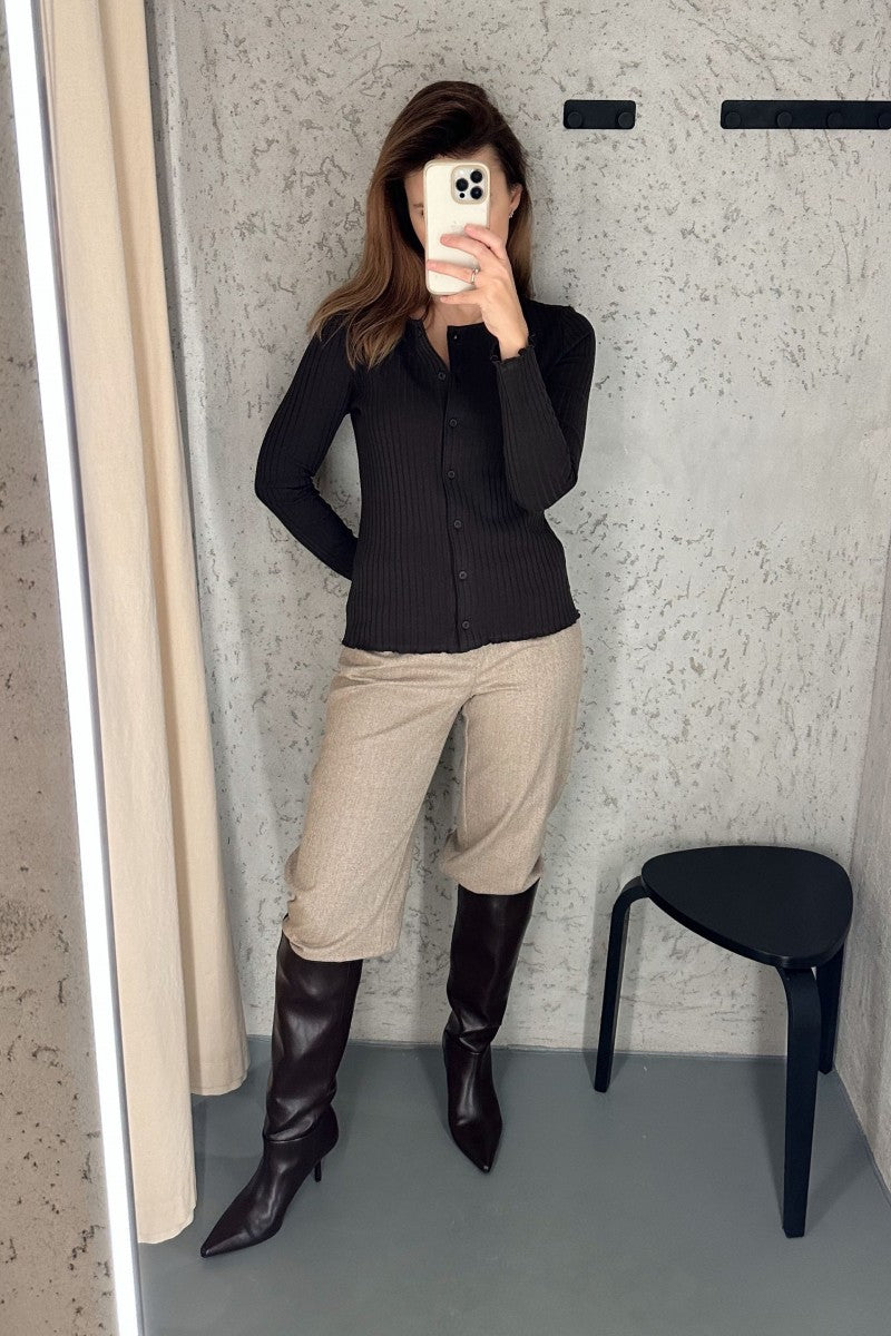 Bluzka na guziki z dekoltem basic w szerszy prążek gorzka czekolada