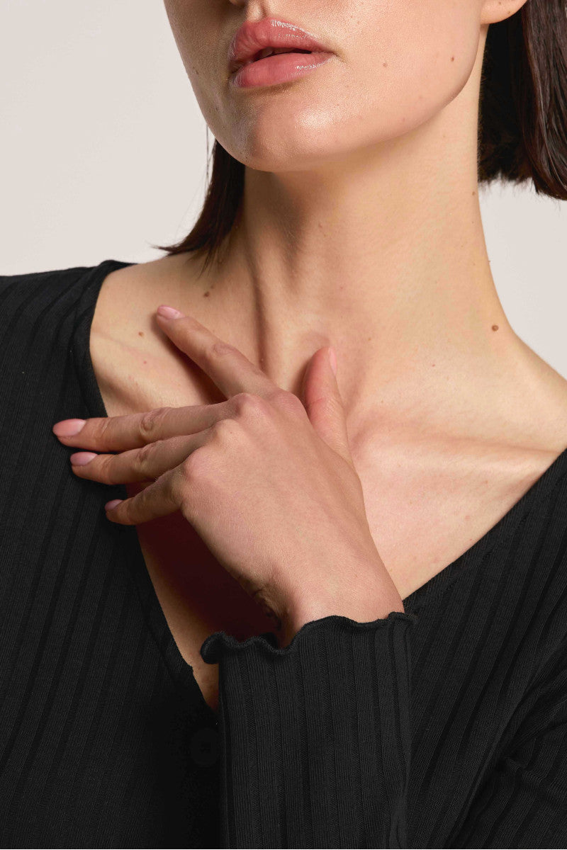 Bluzka na guziki z dekoltem v czarna