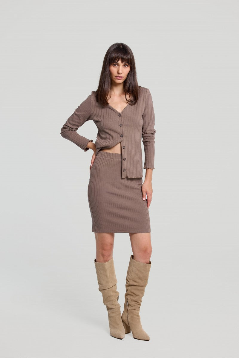 Bluzka na guziki z dekoltem v brązowa