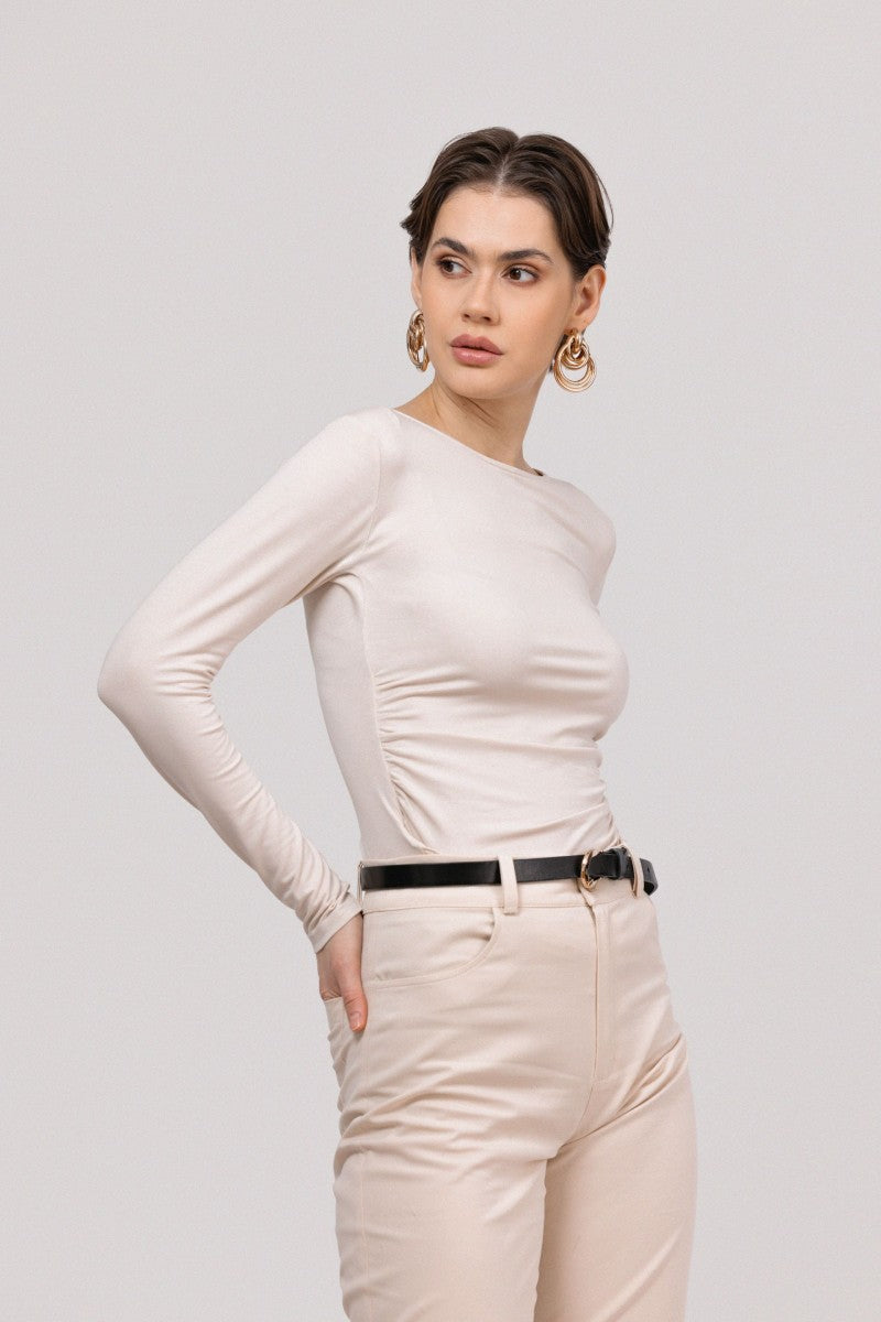 Bluzka z drapowaniem po bokach waniliowa