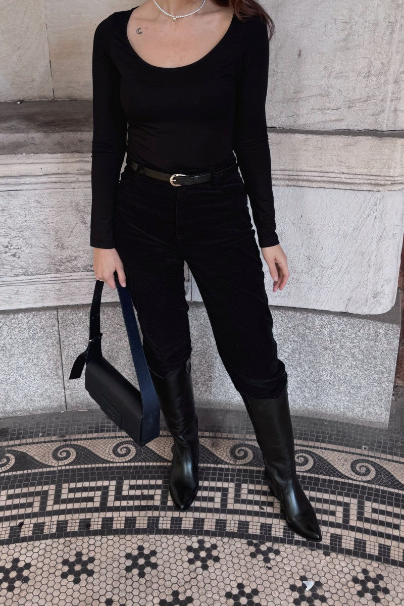 Bluzka z dużym okrągłym dekoltem czarna