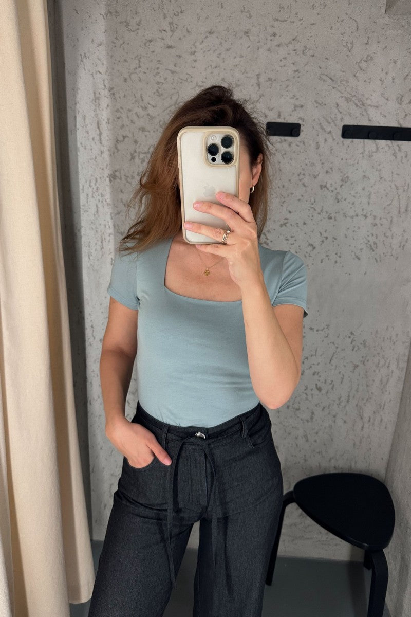 Bluzka z kwadratowym dekoltem i krótkim rękawem szałwiowa