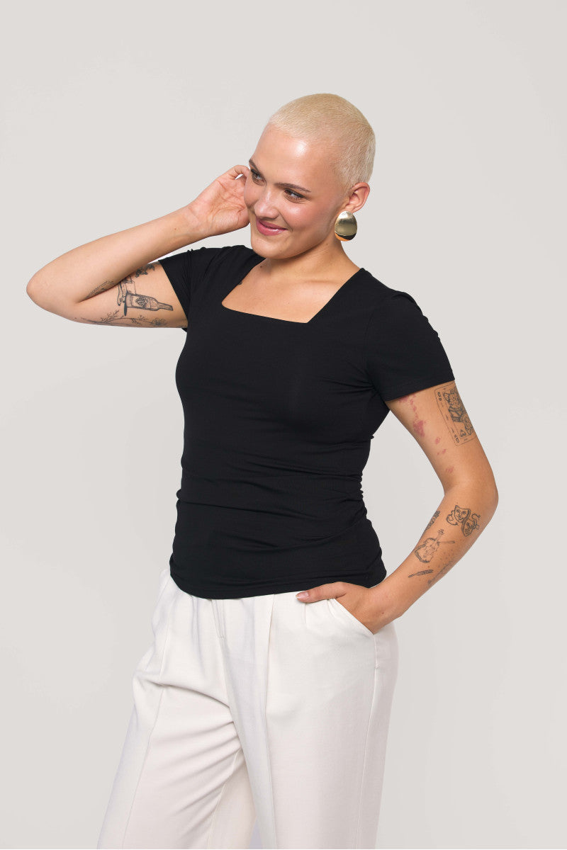 Bluzka z kwadratowym dekoltem i krótkim rękawem czarna