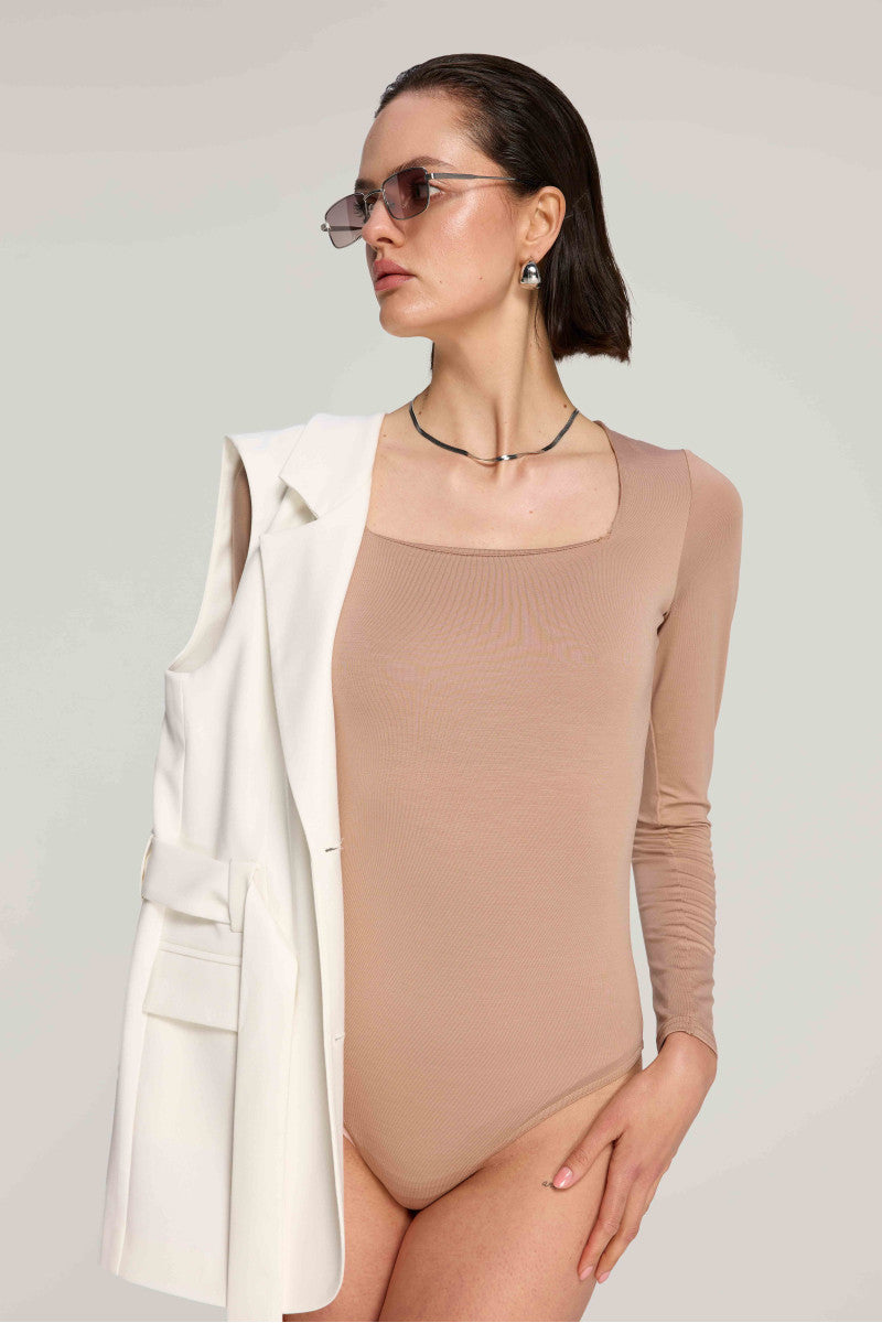 Body z kwadratowym dekoltem cieliste