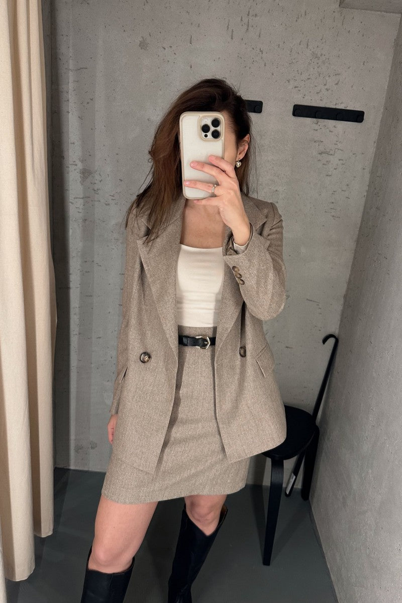 Dwurzędowa marynarka z wełny merino w jodełkę beżowa