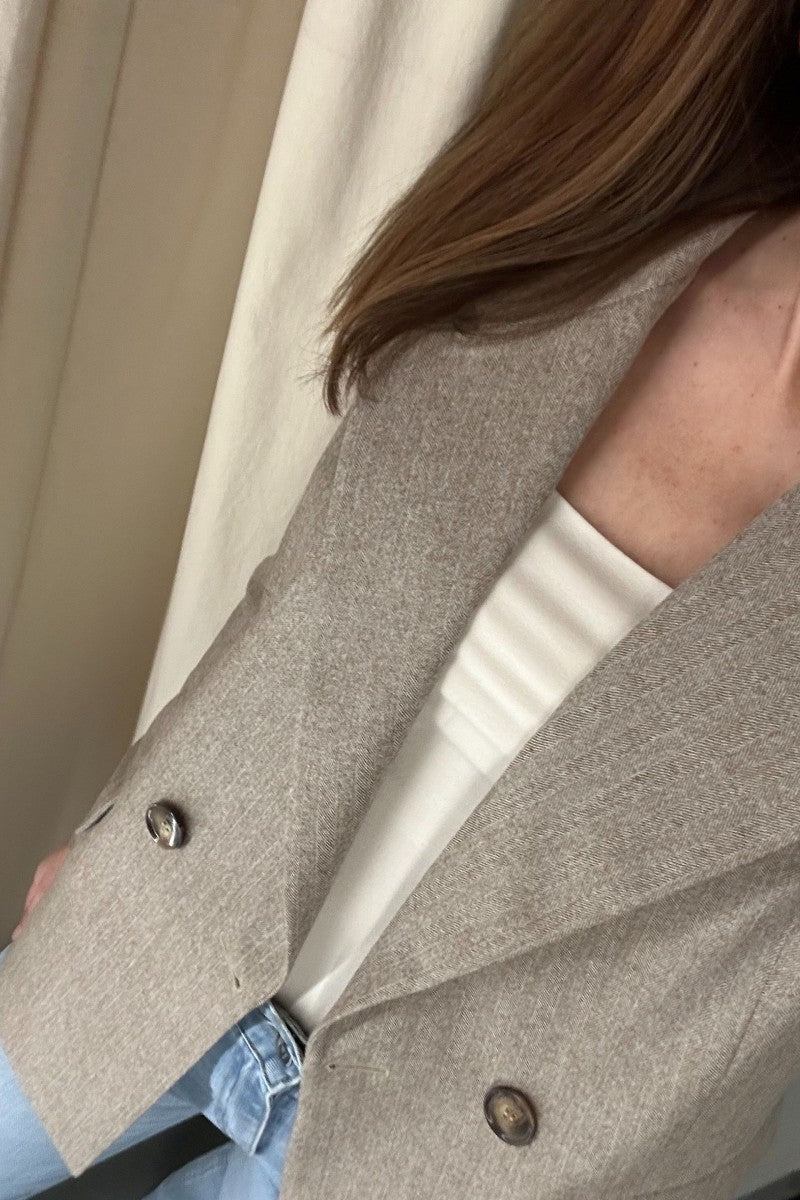 Dwurzędowa marynarka z wełny merino w jodełkę beżowa