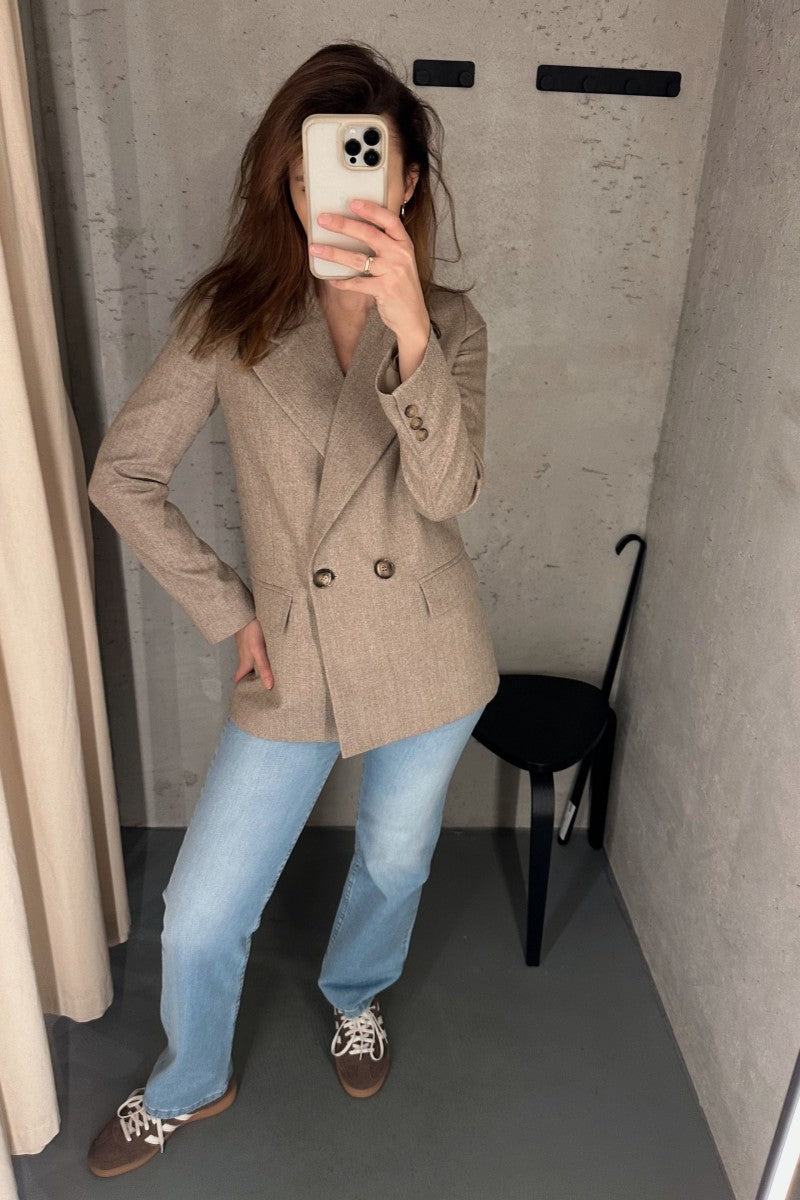 Dwurzędowa marynarka z wełny merino w jodełkę beżowa