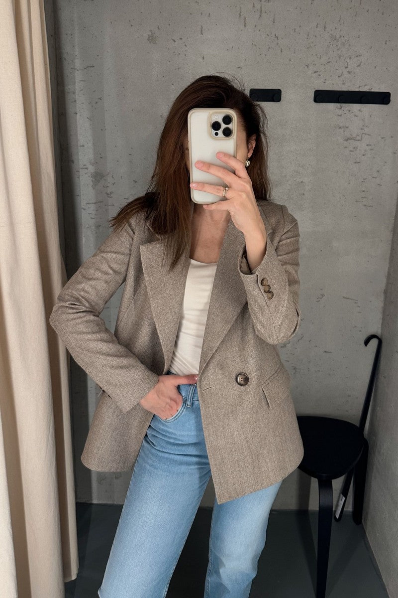 Dwurzędowa marynarka z wełny merino w jodełkę beżowa