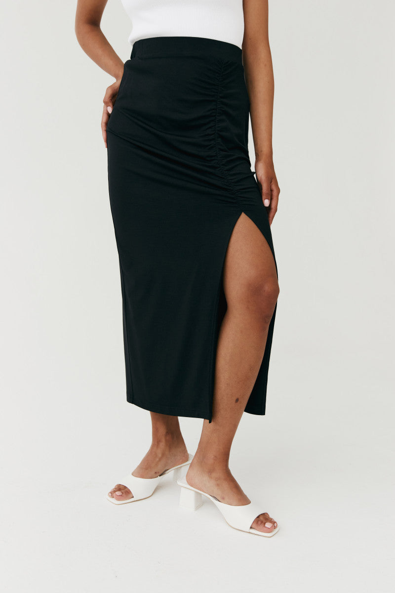 Dzianinowa spódnica midi z marszczeniem czarna
