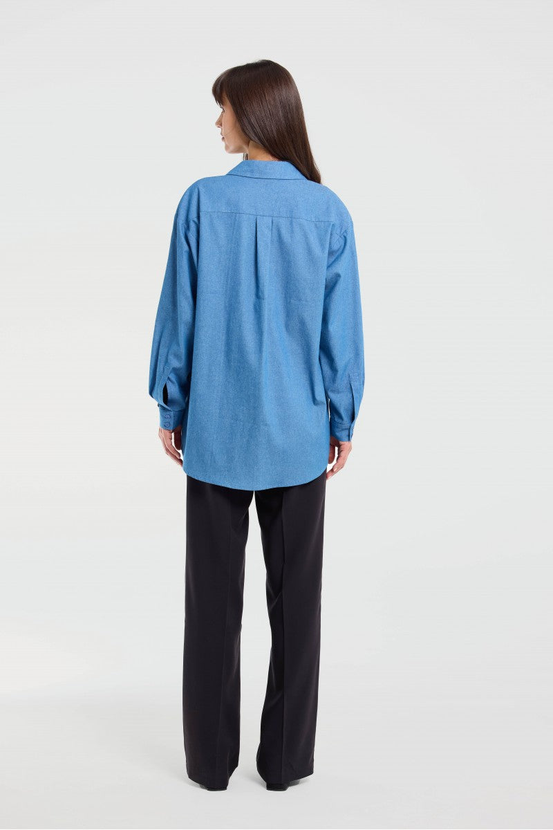 Loose-fitting denim shirt