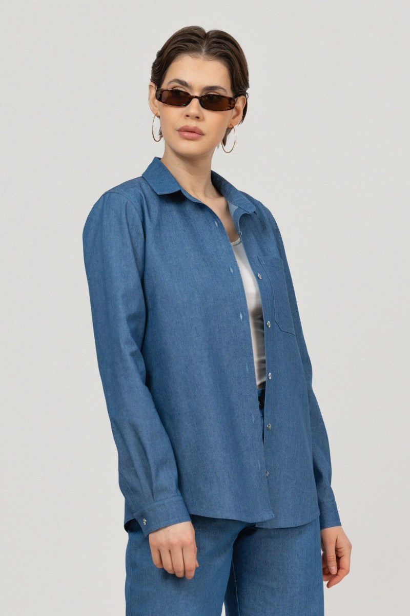 Jeansowa koszula z naszytą kieszenią granatowa