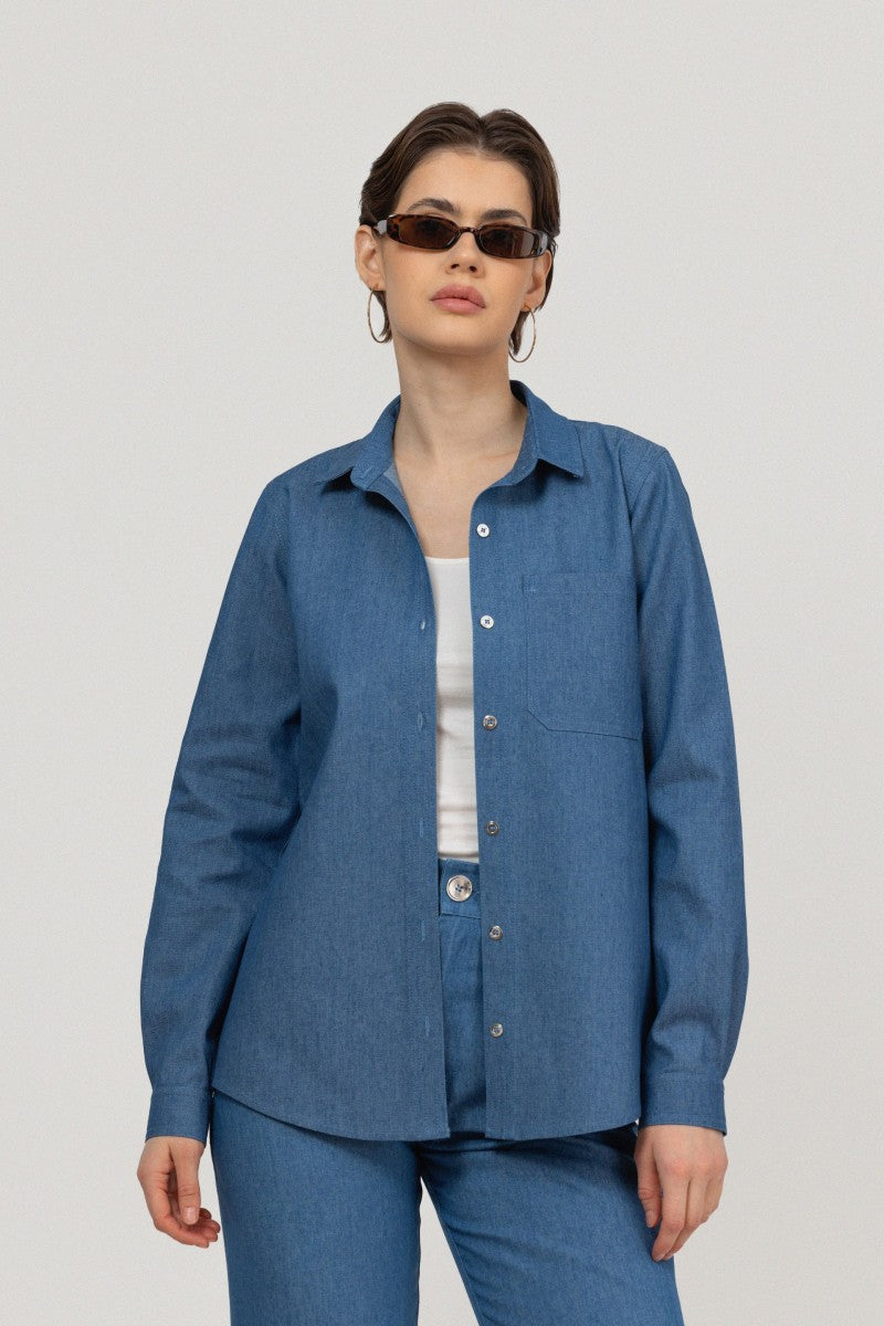 Jeansowa koszula z naszytą kieszenią granatowa